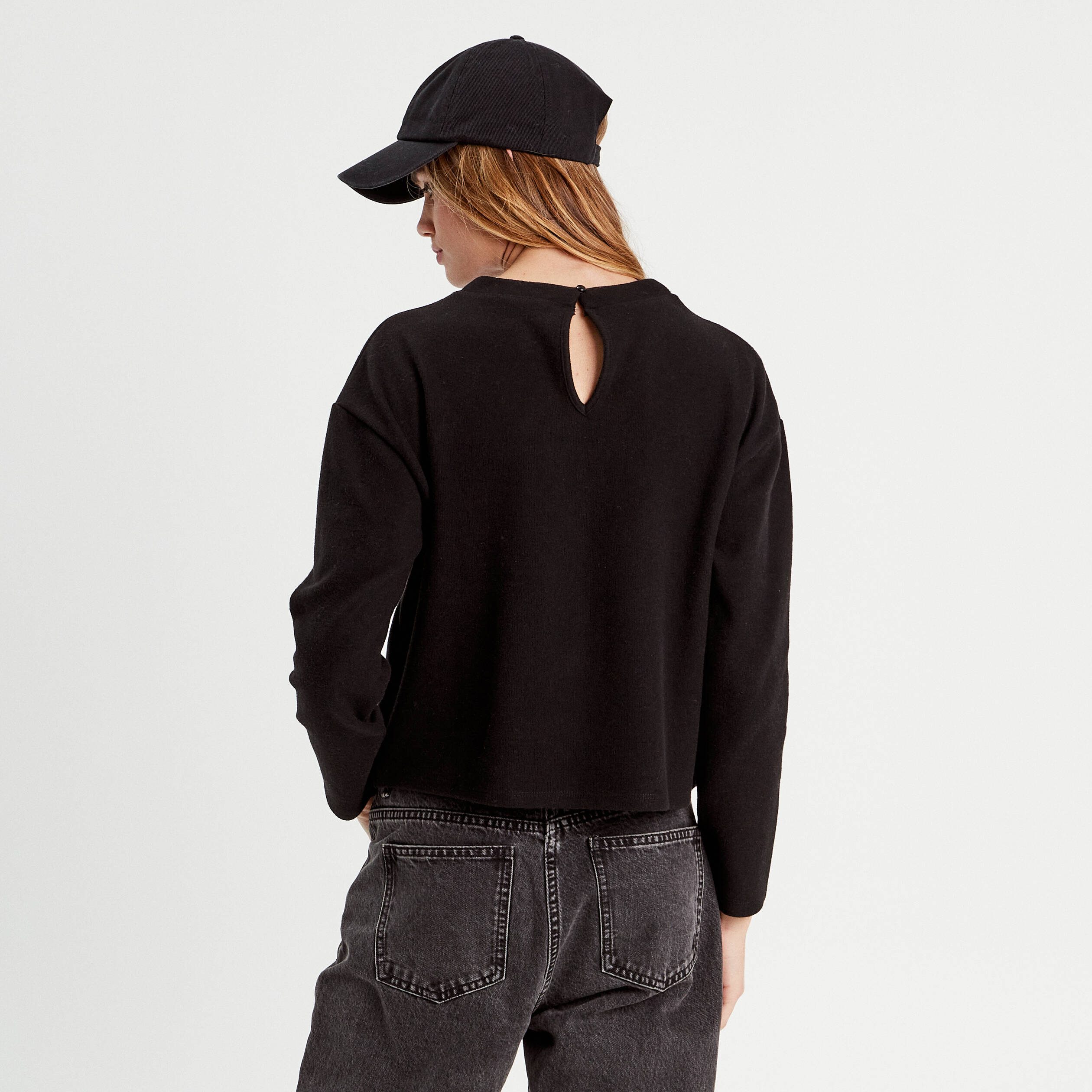 T-shirt col d&eacute;tails bijoux noir femme