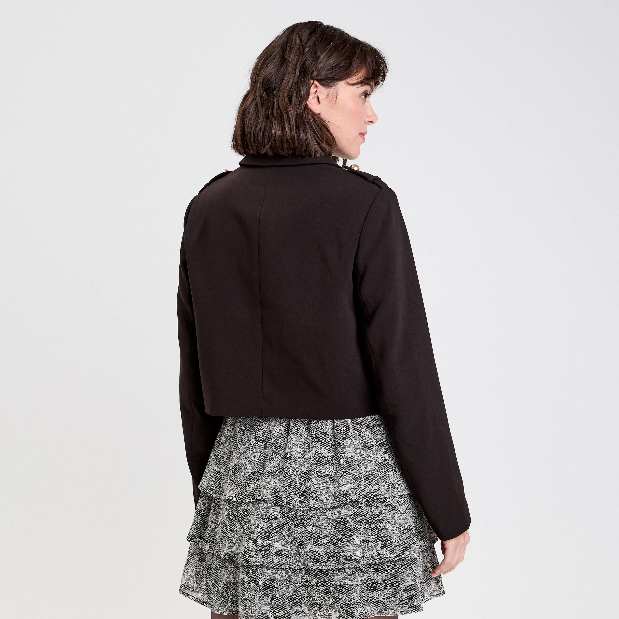 Veste droite courte col classique noir femme