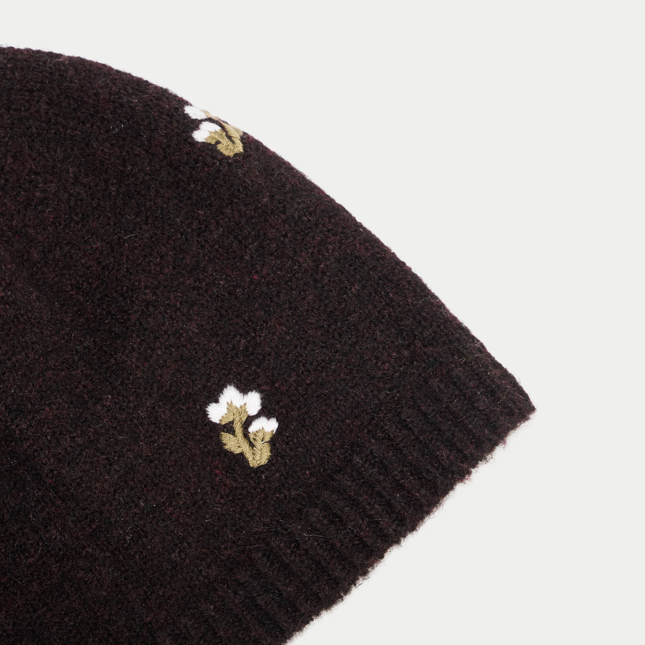 Bonnet avec broderie marron fonc&eacute; femme