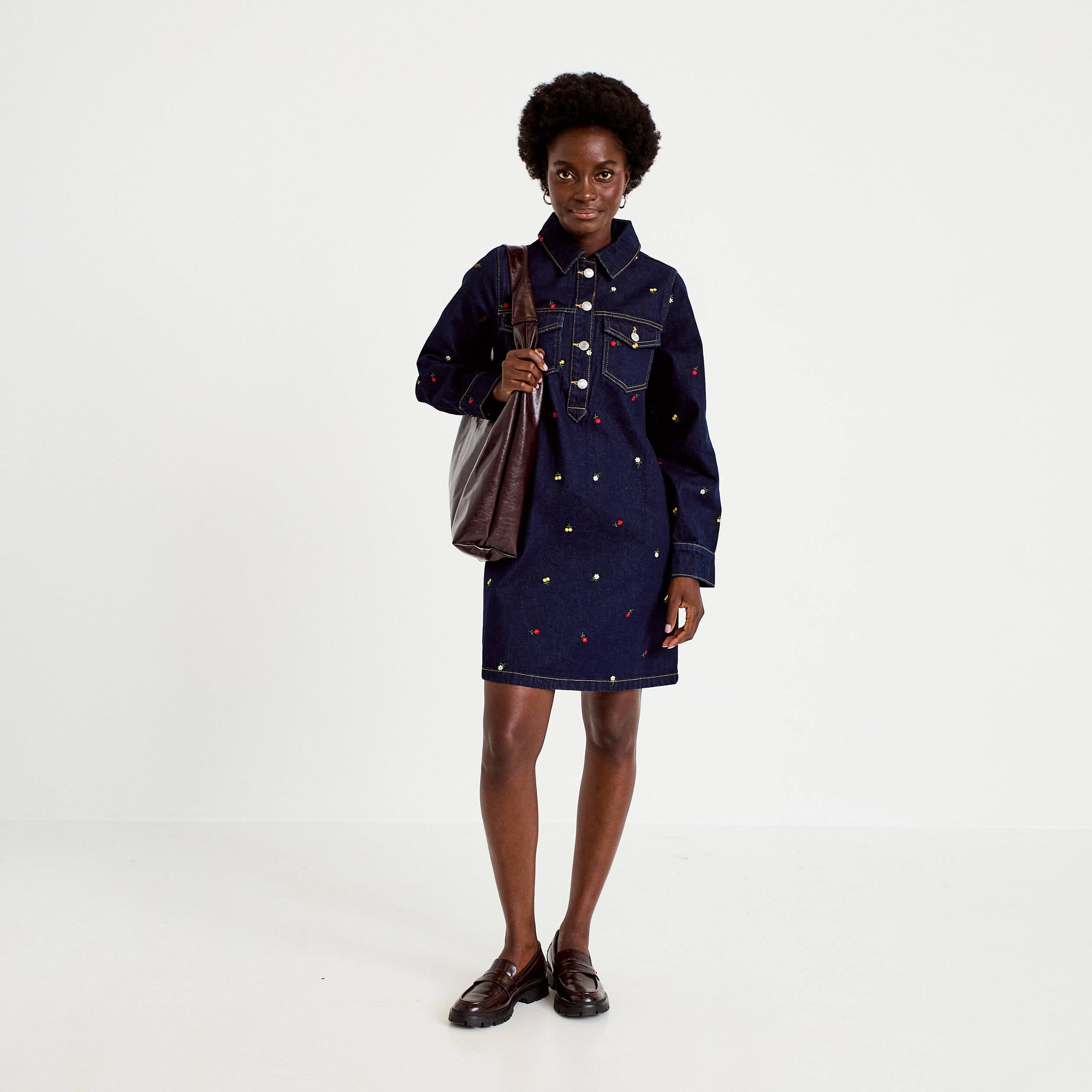 Robe courte droite en jean brod&eacute;e bleu marine femme