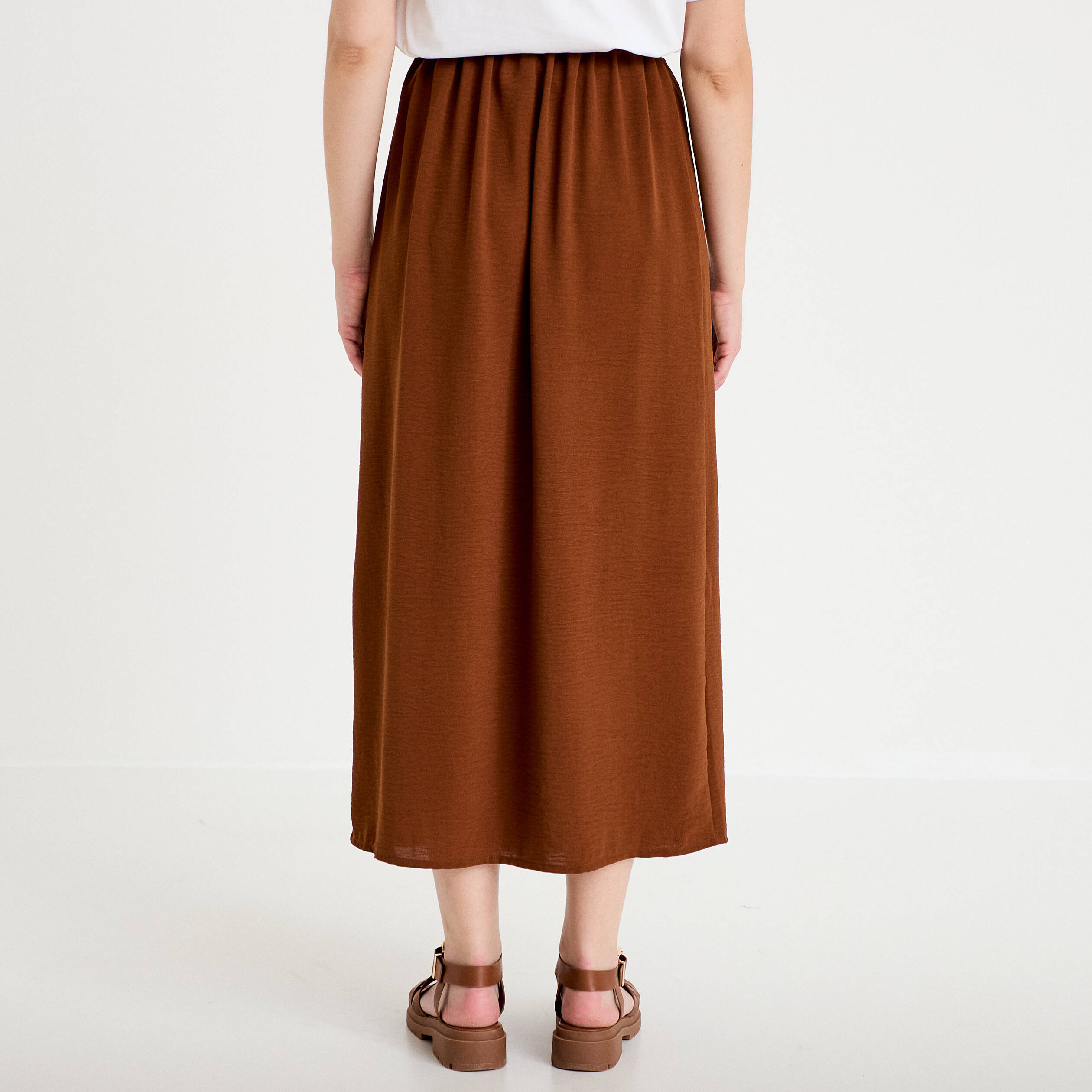 Jupe longue pliss&eacute;e avec bijou marron femme