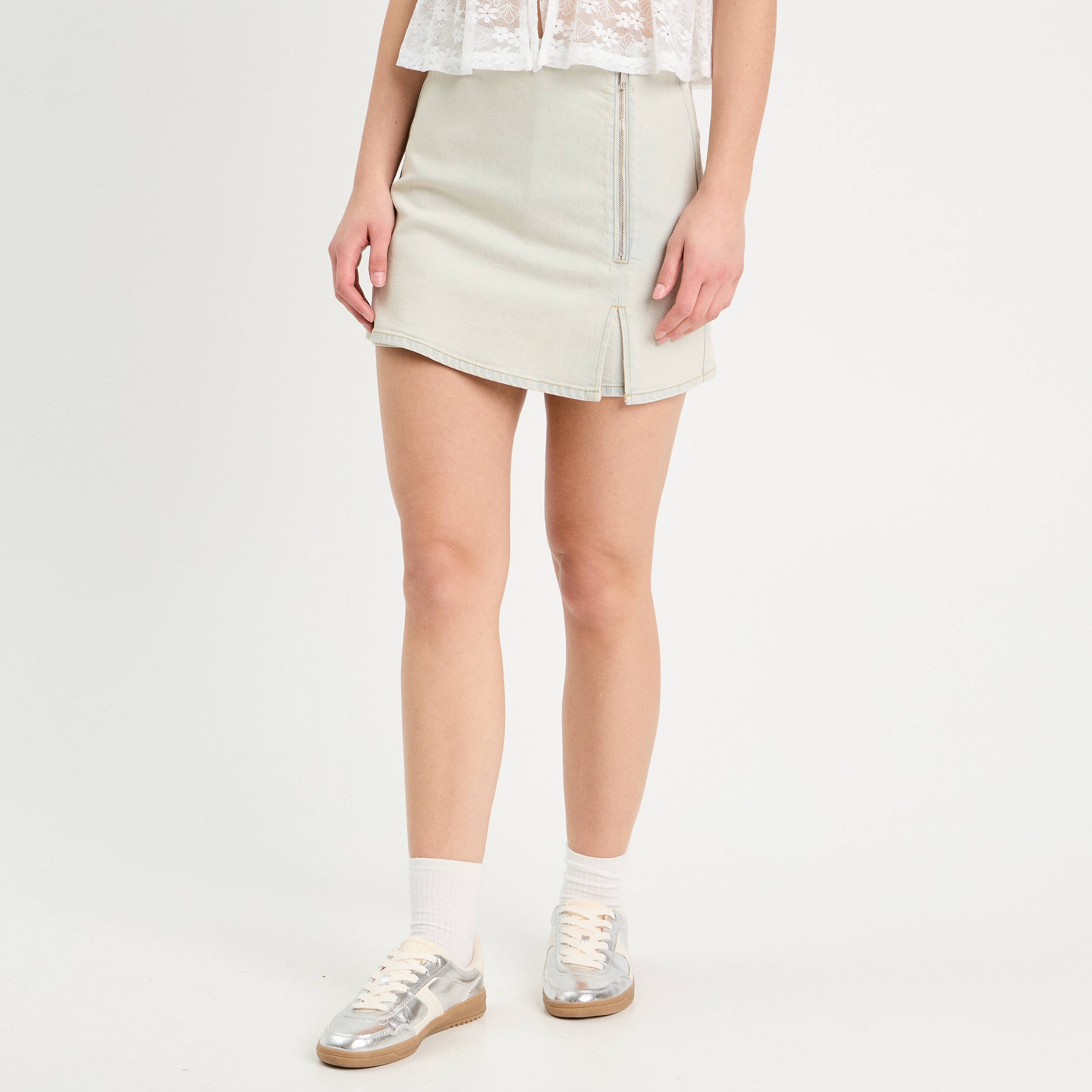 Jupe-short trap&egrave;ze en jean denim bleach femme