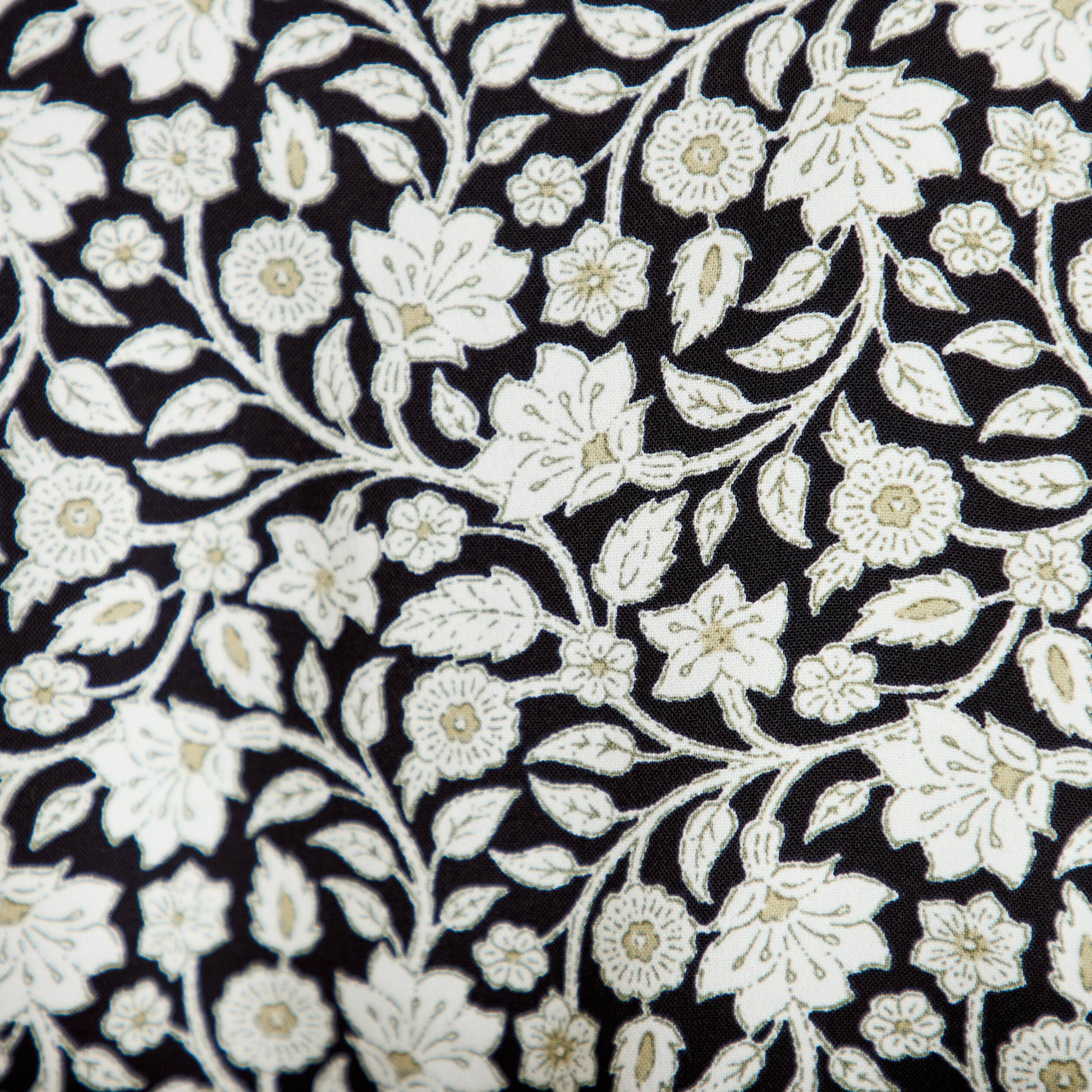 Robe courte &eacute;vas&eacute;e col v manches courtes noir femme