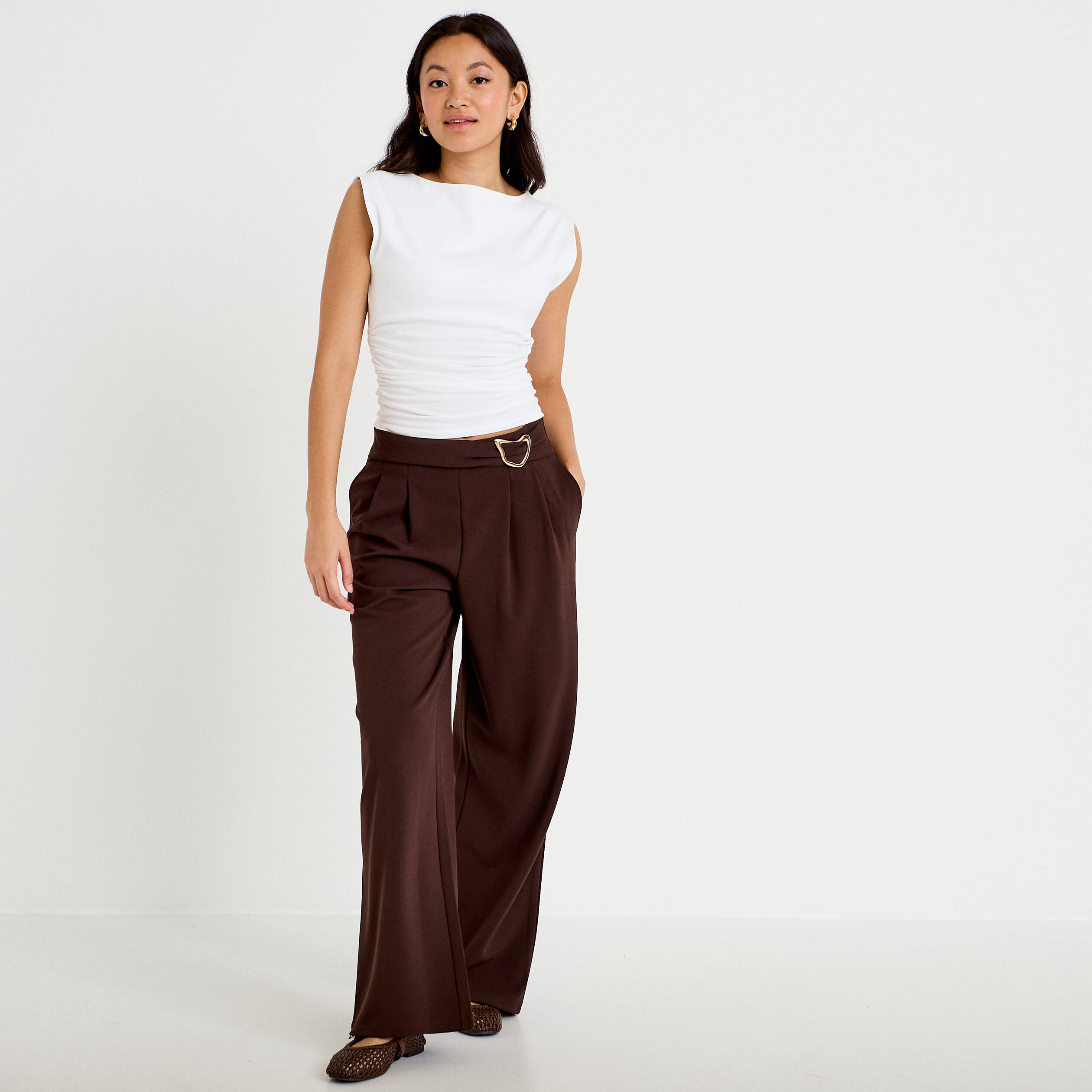 Pantalon large avec ceinture &agrave; bijou marron fonc&eacute; femme