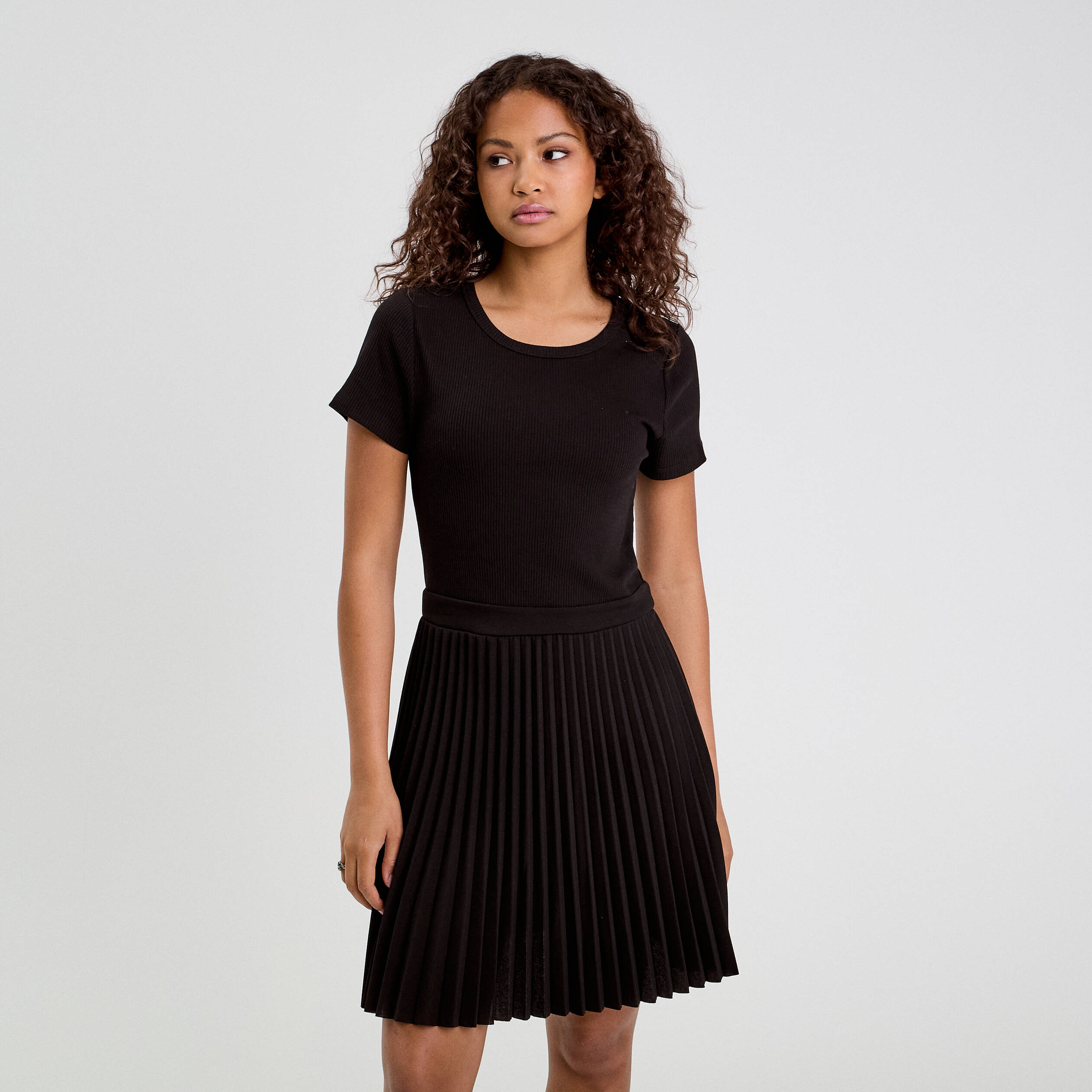 Robe droite pliss&eacute;e noir femme