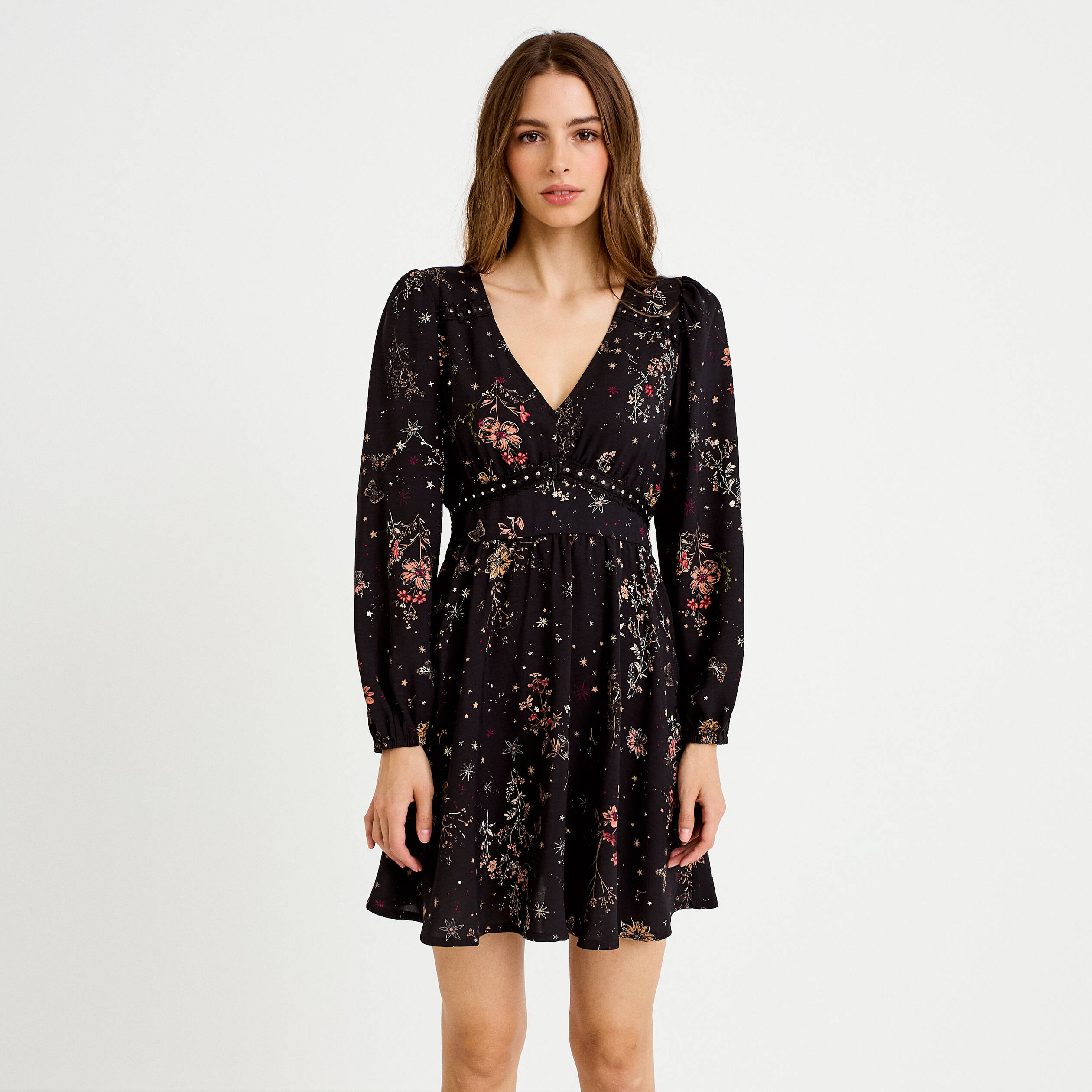 Robe courte &eacute;vas&eacute;e col v manches longues noir femme