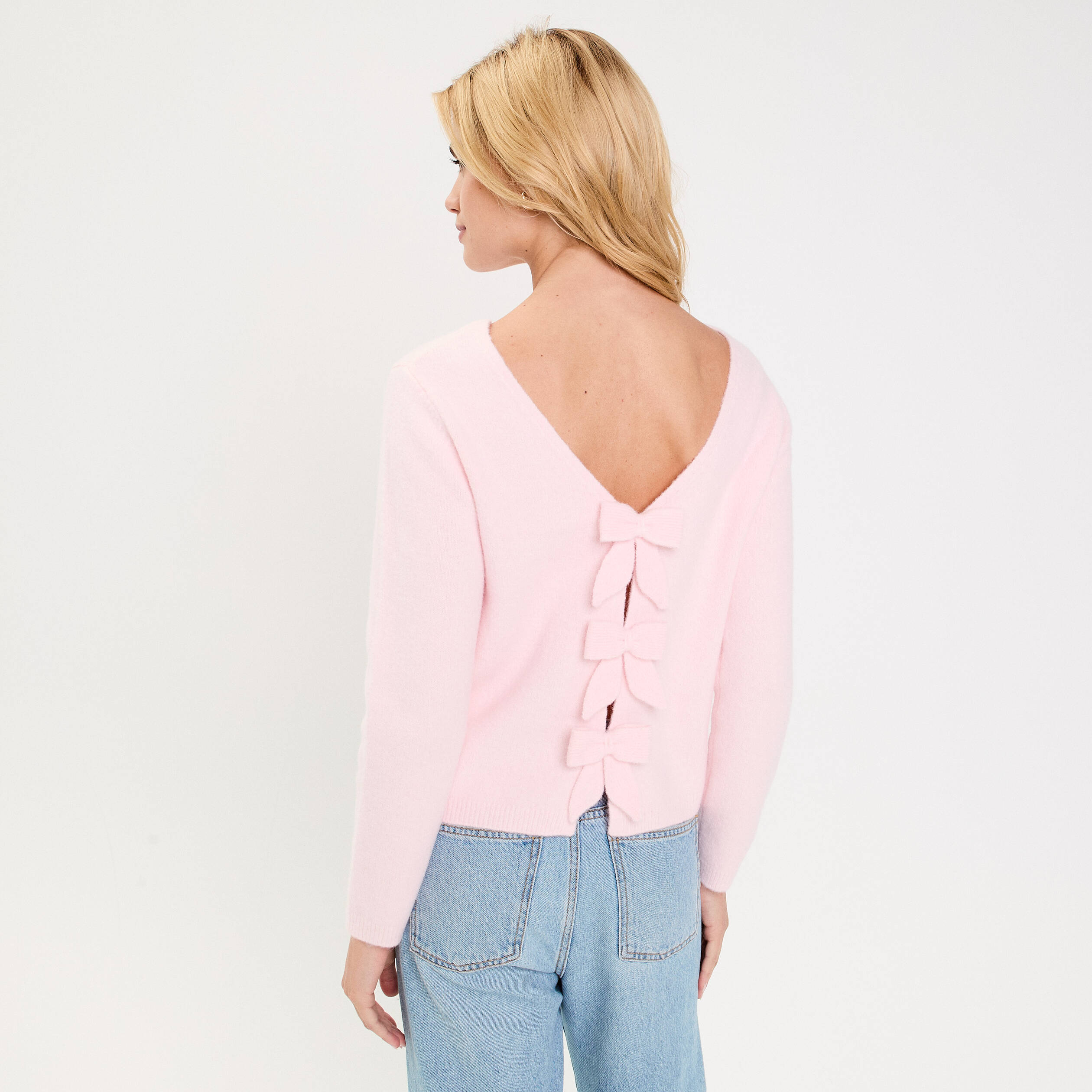 Pull d&eacute;collet&eacute; dos avec noeuds rose clair femme