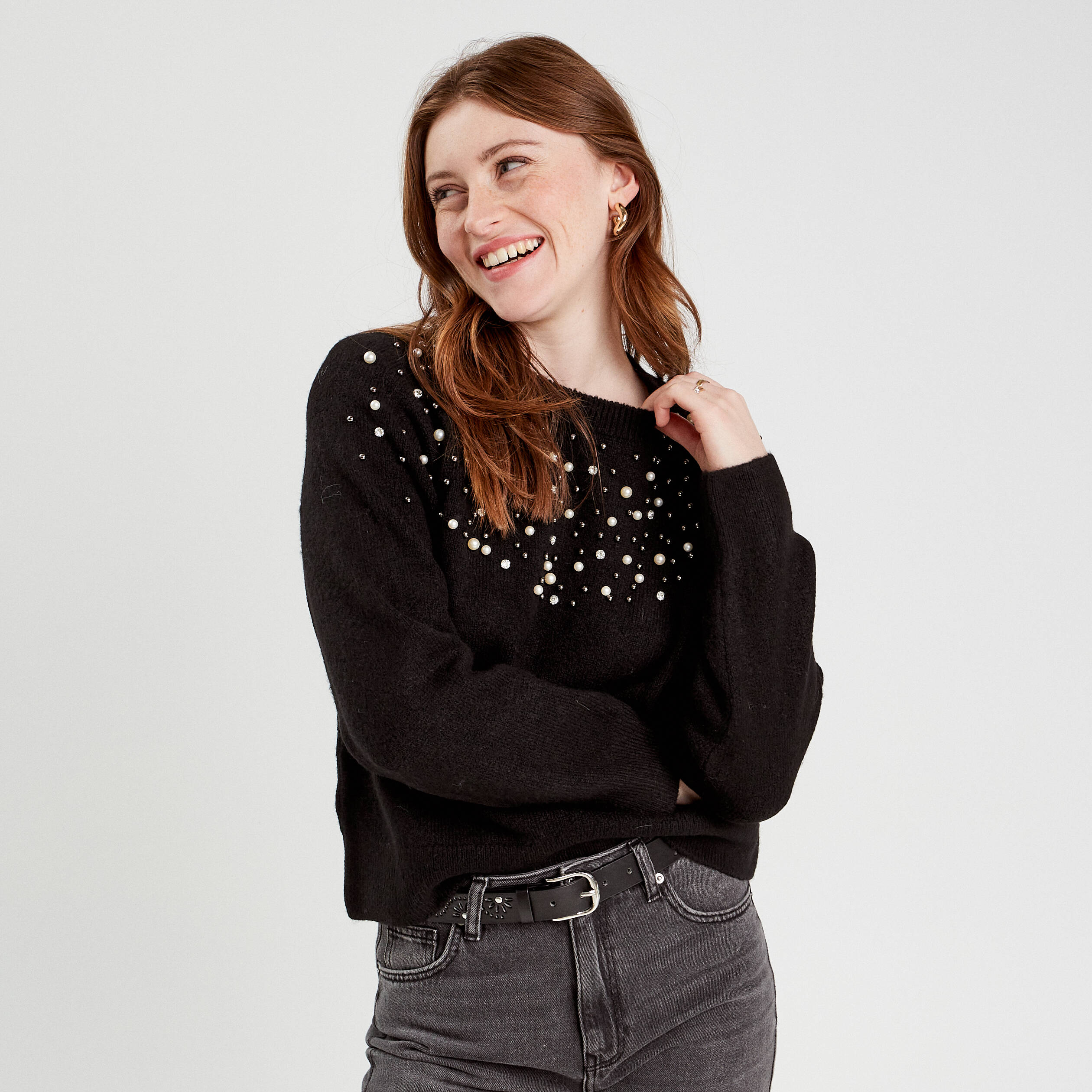 Pull perles et d&eacute;tails bijoux noir femme