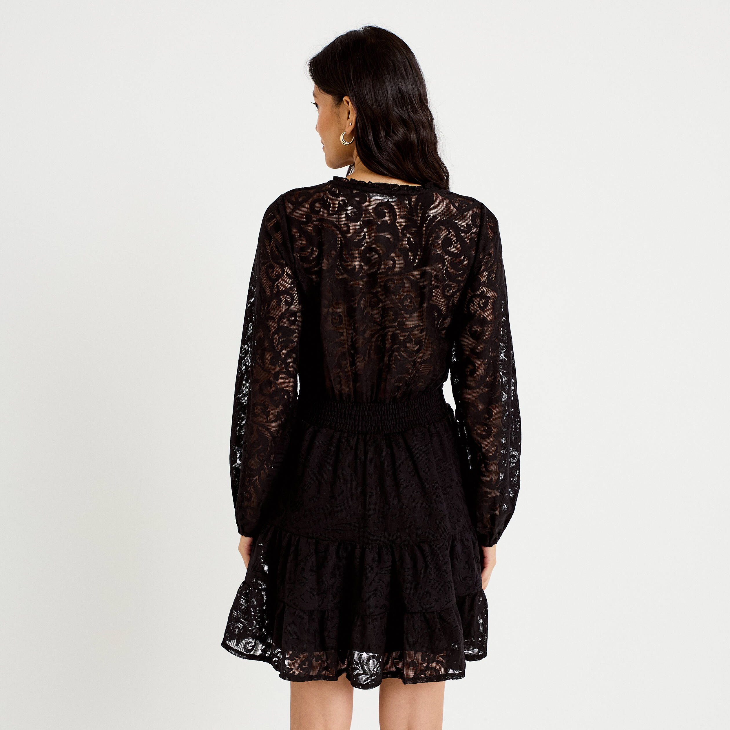 Robe courte &eacute;vas&eacute;e en dentelle col v noir femme