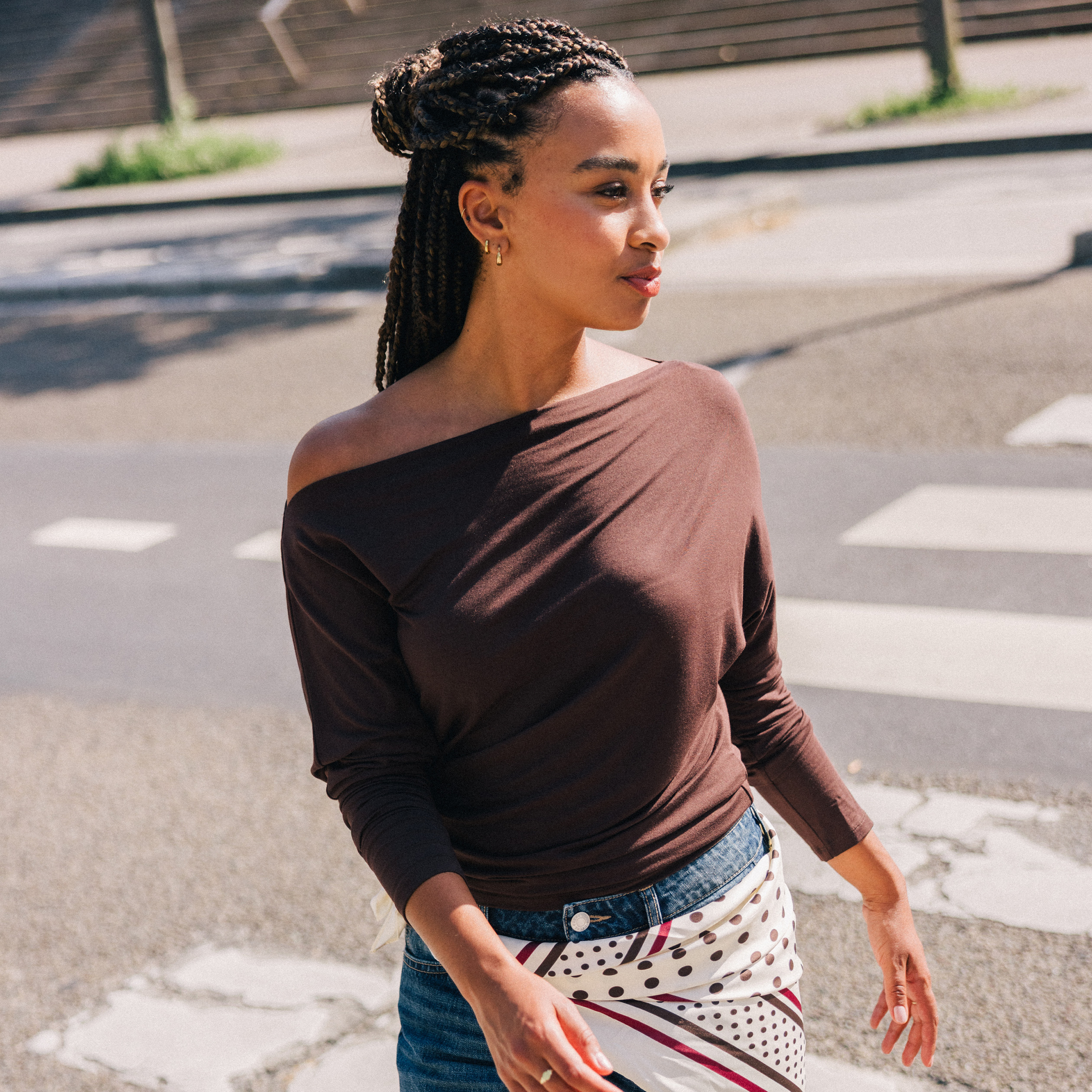 T-shirt col bateau manches longues marron fonc&eacute; femme