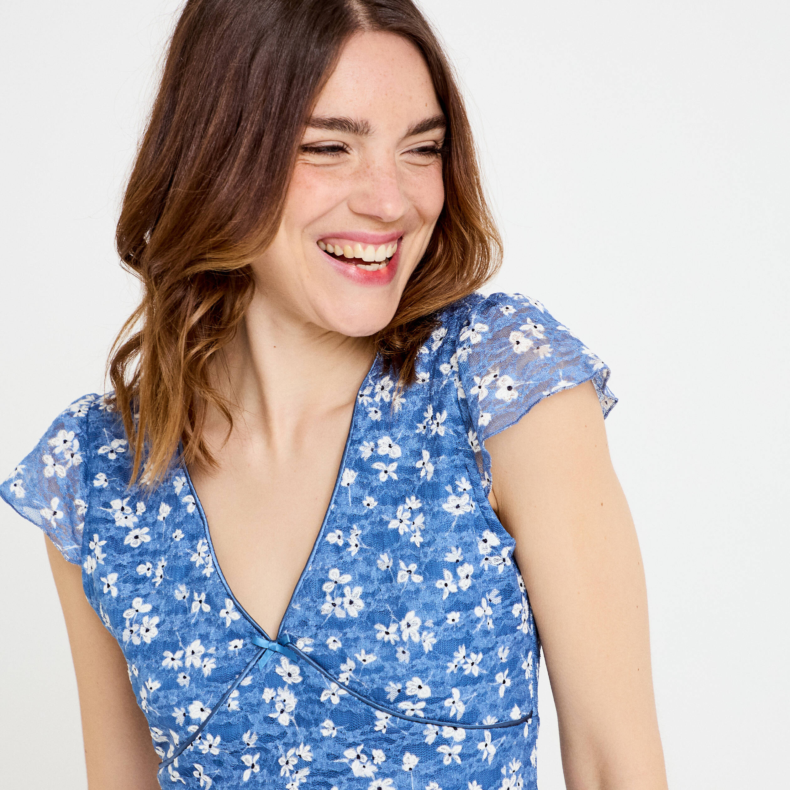 Robe ajust&eacute;e courte d&eacute;collet&eacute; dentelle bleu femme
