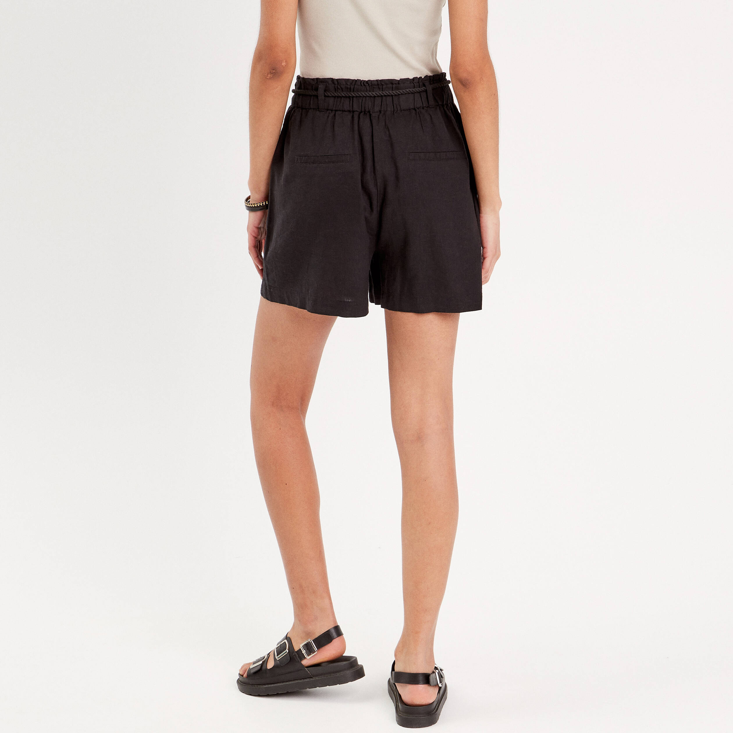 Short regular contenant du lin noir femme