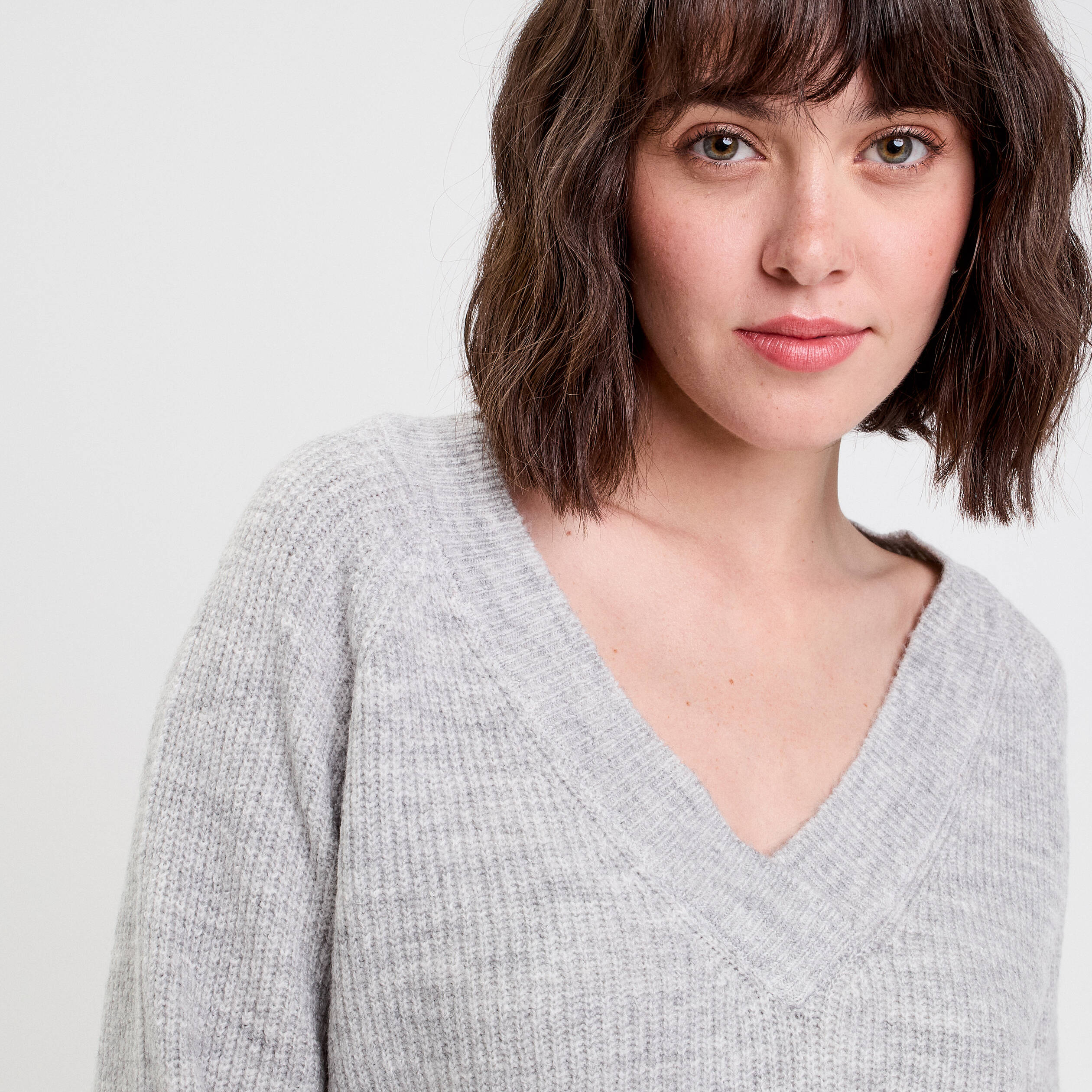 Pull avec col en V gris foncé femme