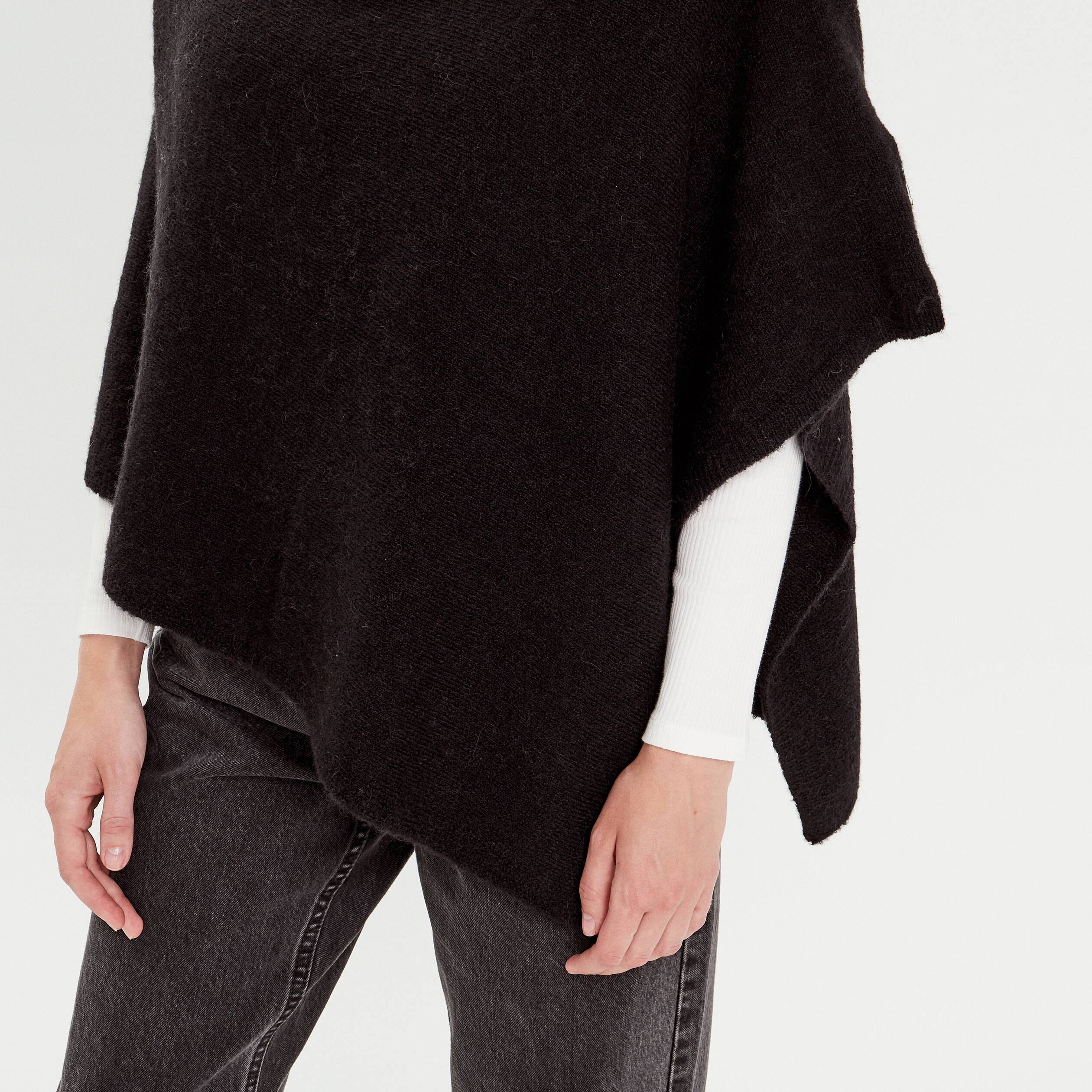 poncho asymetrique noir femme Poncho asymétrique noir femme