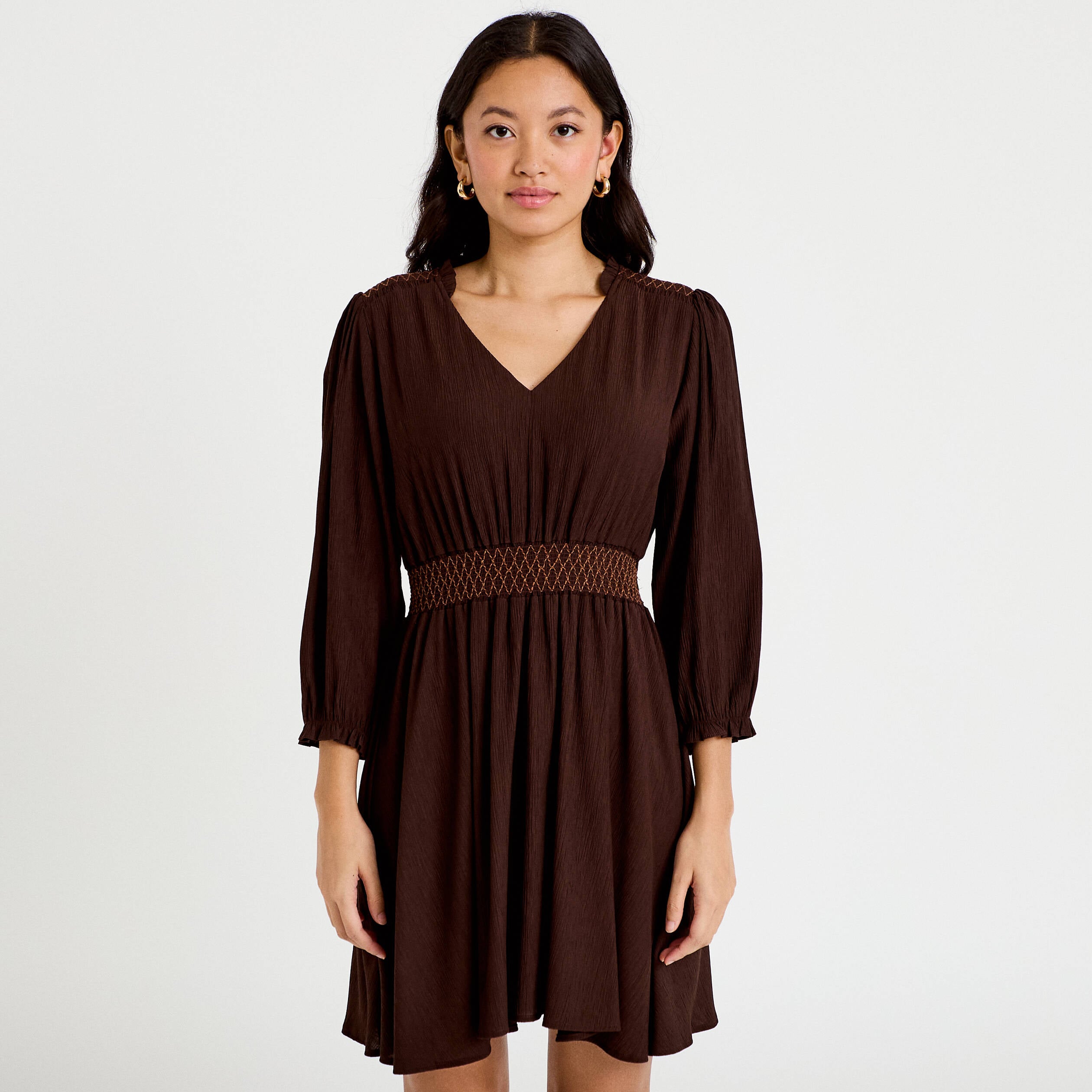 Robe courte &eacute;vas&eacute;e col v manches 3/4 marron fonc&eacute; femme