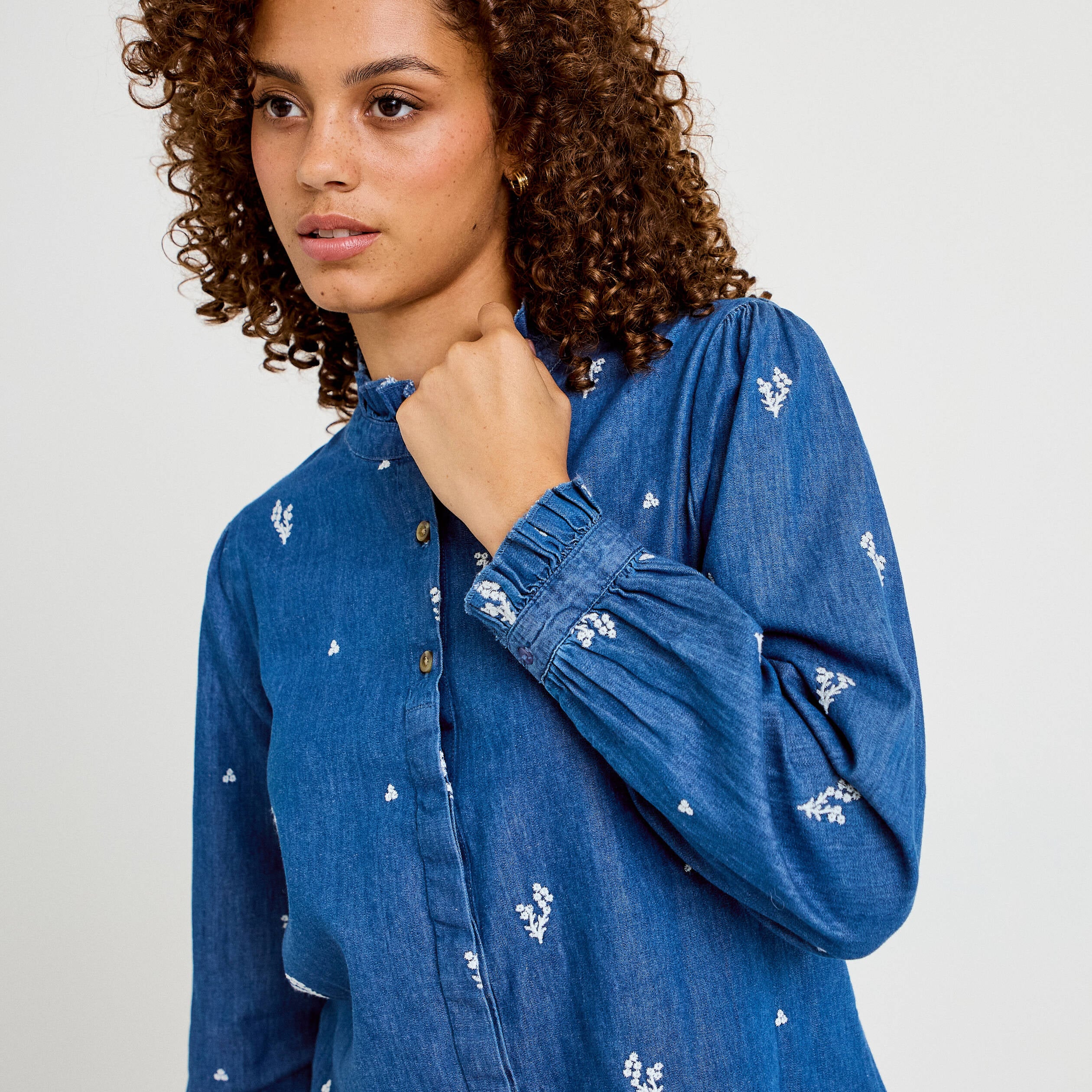 Chemise droite en jean col montant blanc femme