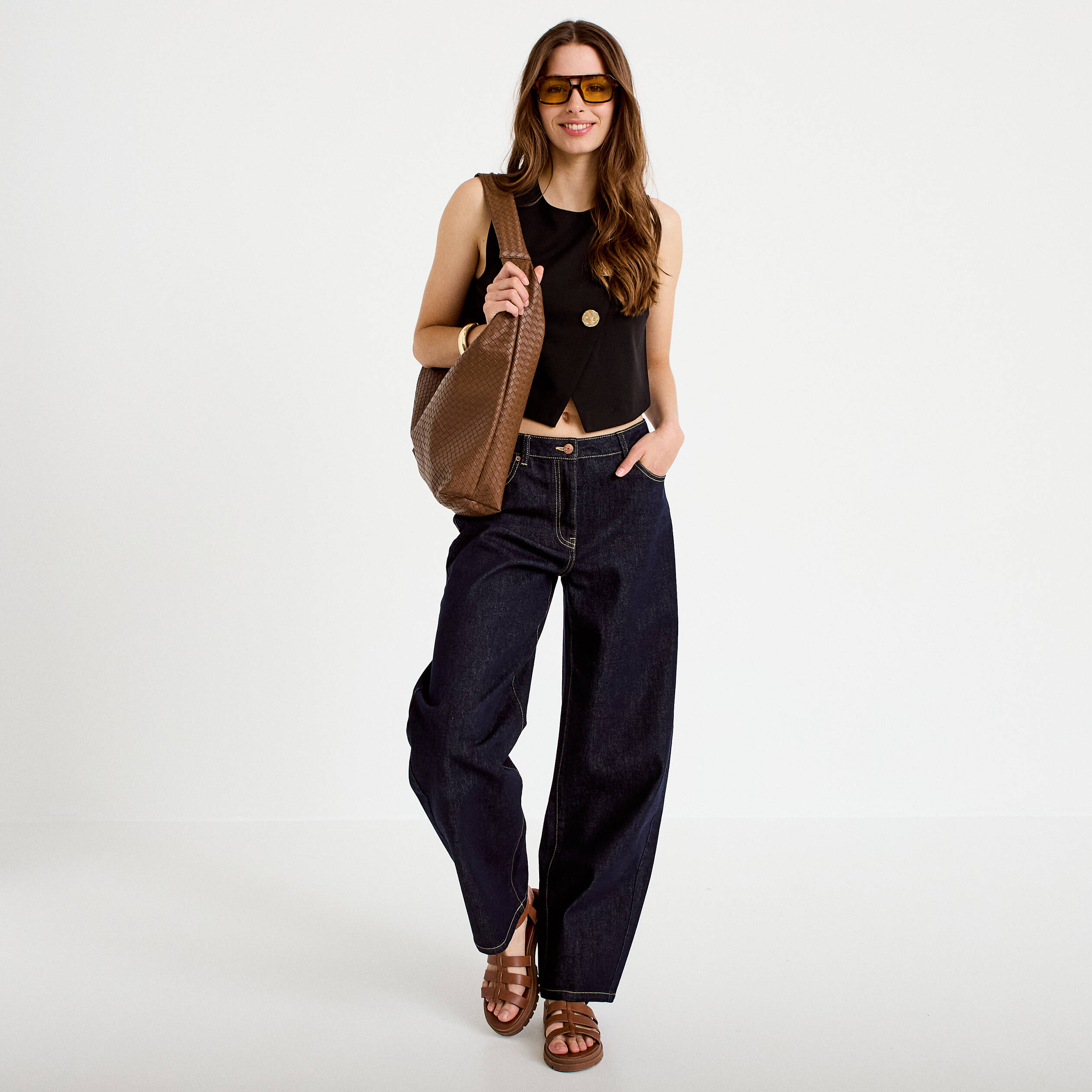 Top ajust&eacute; court sans manches col rond noir femme