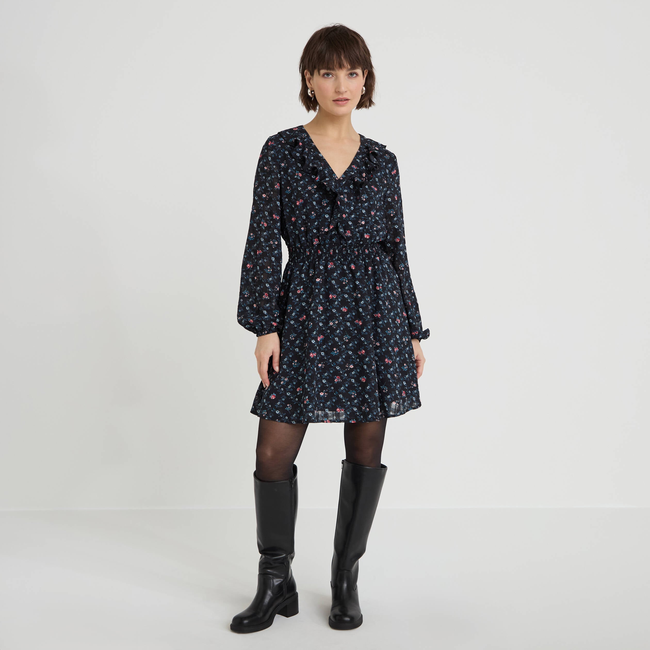 Robe courte &eacute;vas&eacute;e col v manches longues noir femme