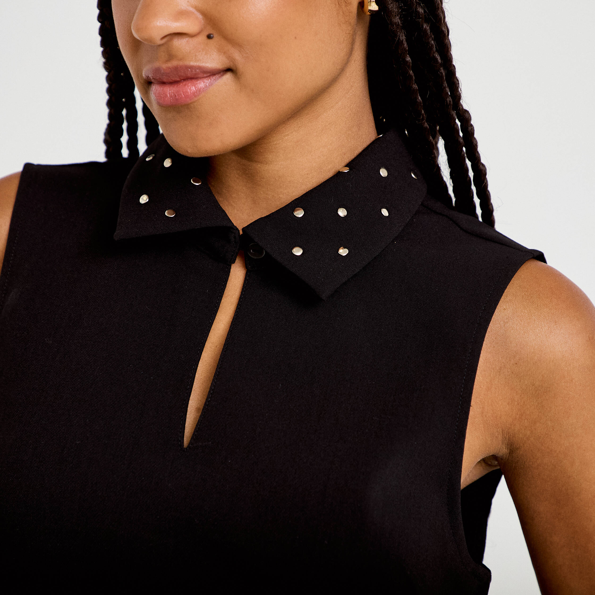 Robe droite courte col chemise clout&eacute;e noir femme