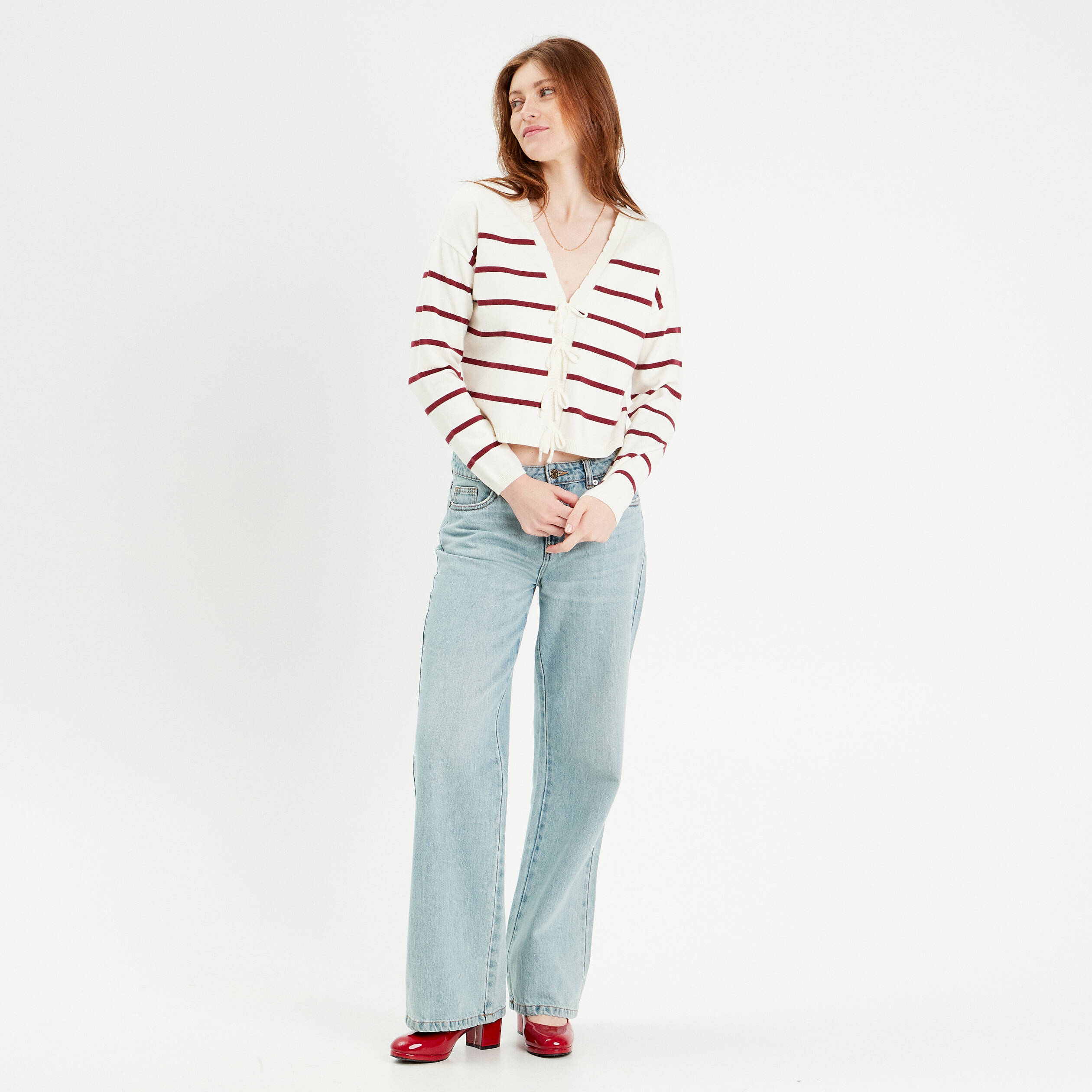 Pull avec petit noeud rouge fonc&eacute; femme