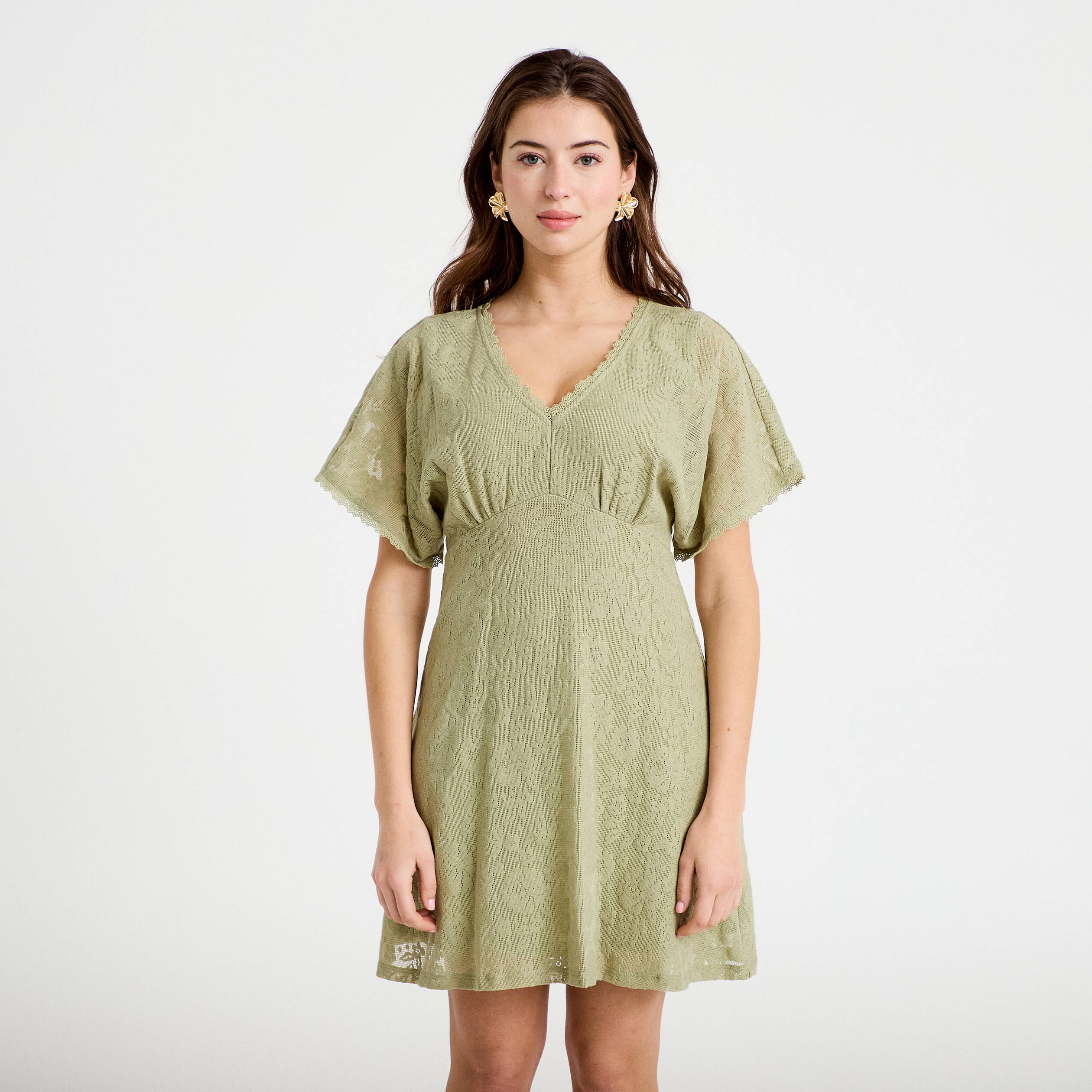 Robe courte &eacute;vas&eacute;e col v dentelle vert kaki femme