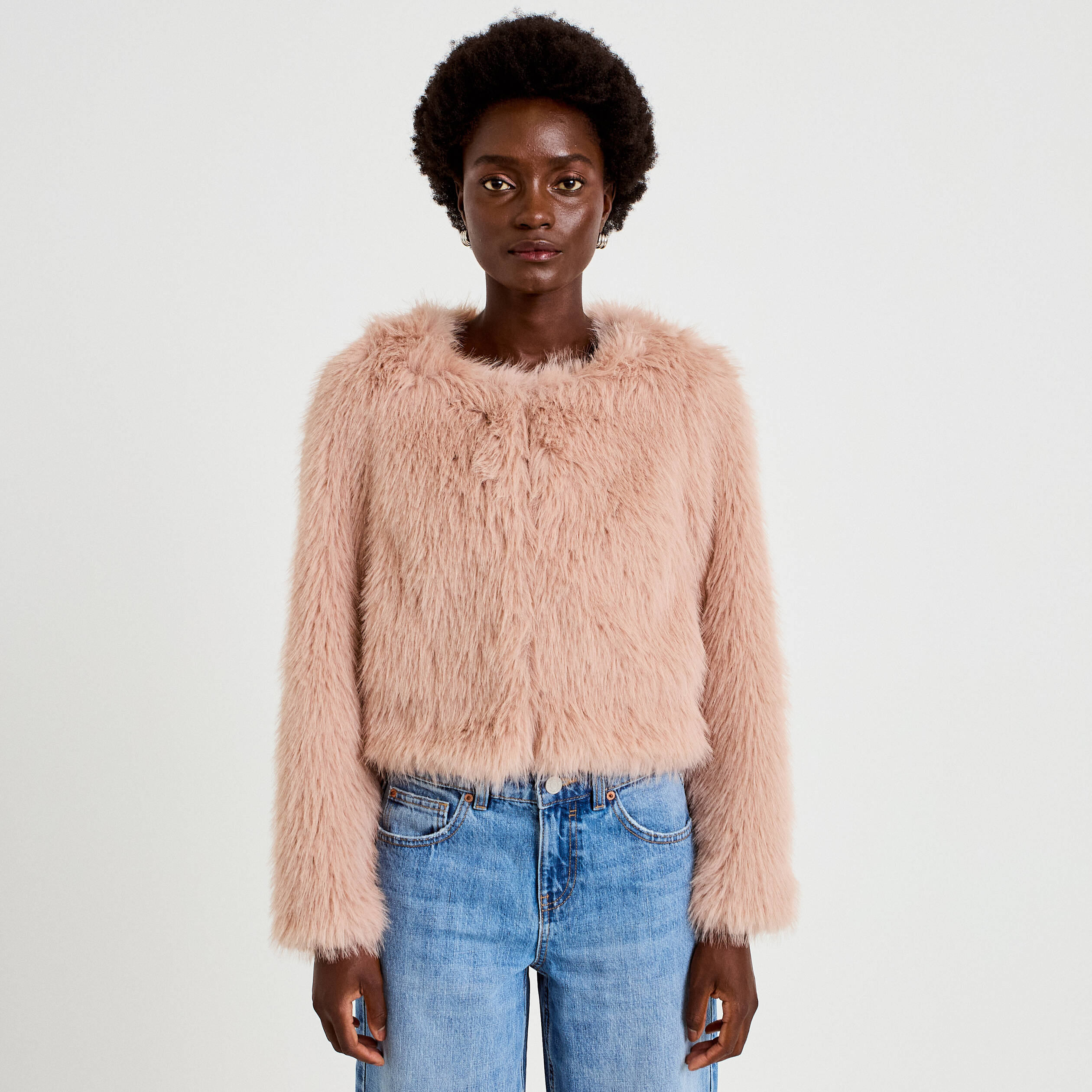Veste droite fausse fourrure col rond rose poudr&eacute;e femme