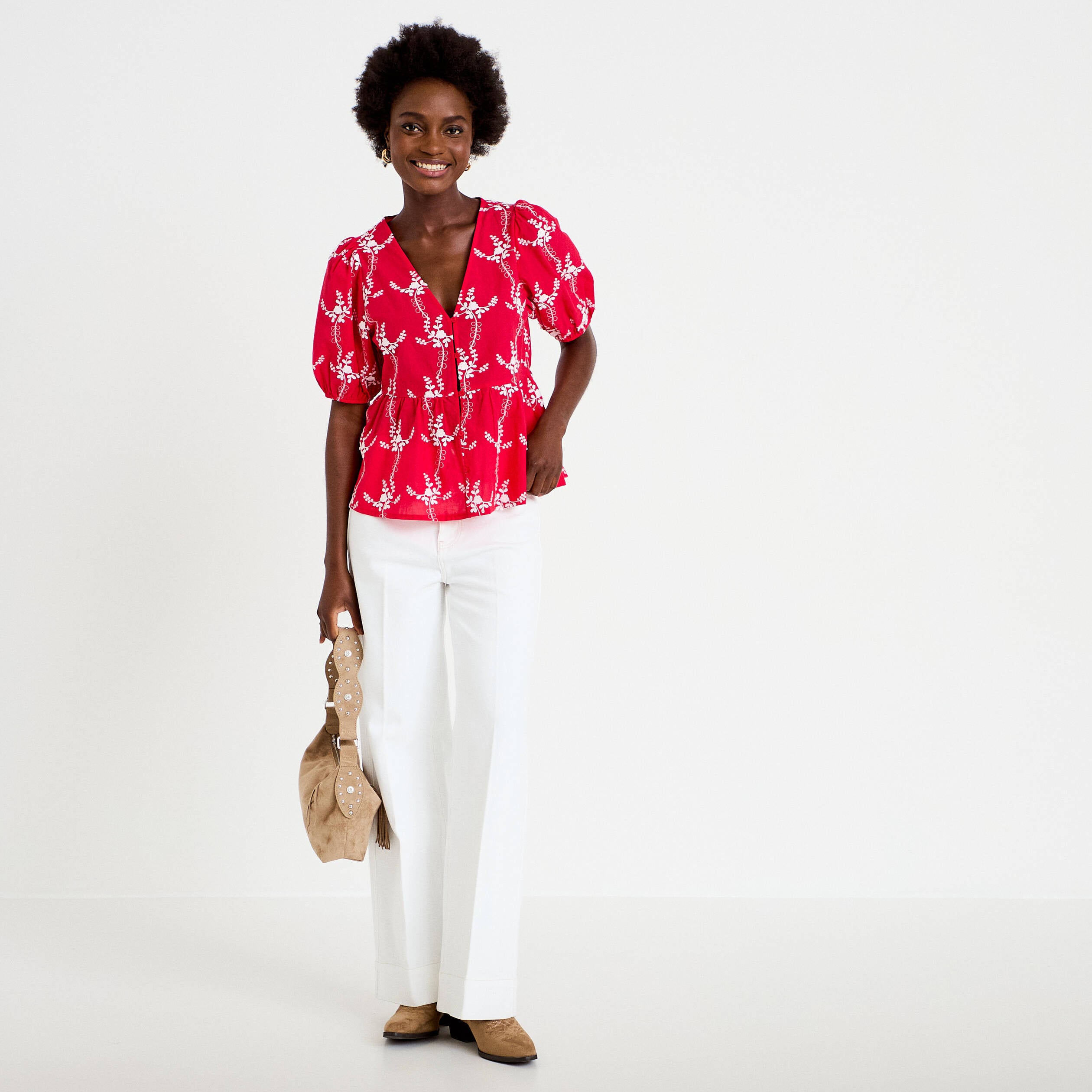 Blouse col v manches courtes brod&eacute;e rouge femme
