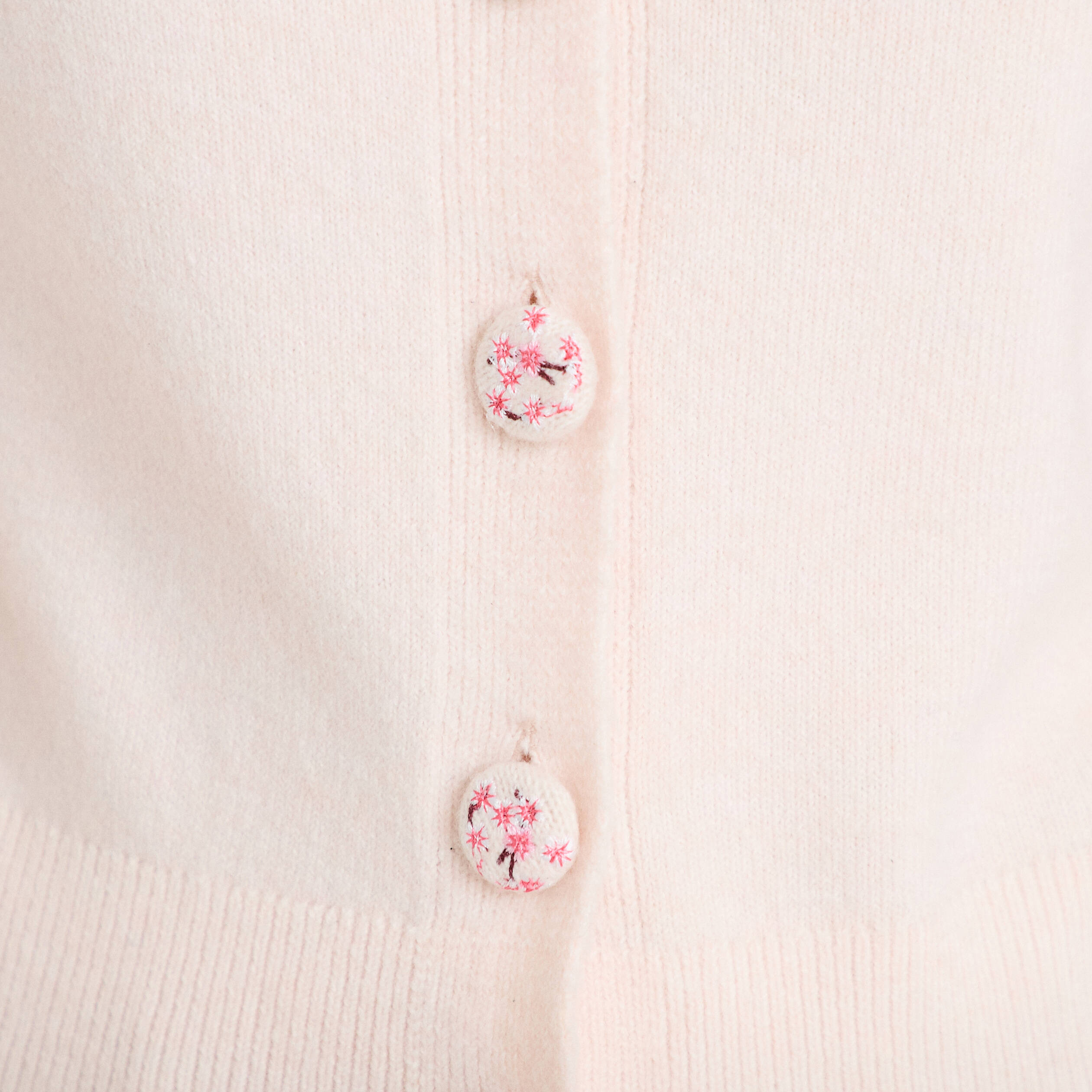 Pull manches courtes boutons brod&eacute;s rose clair femme