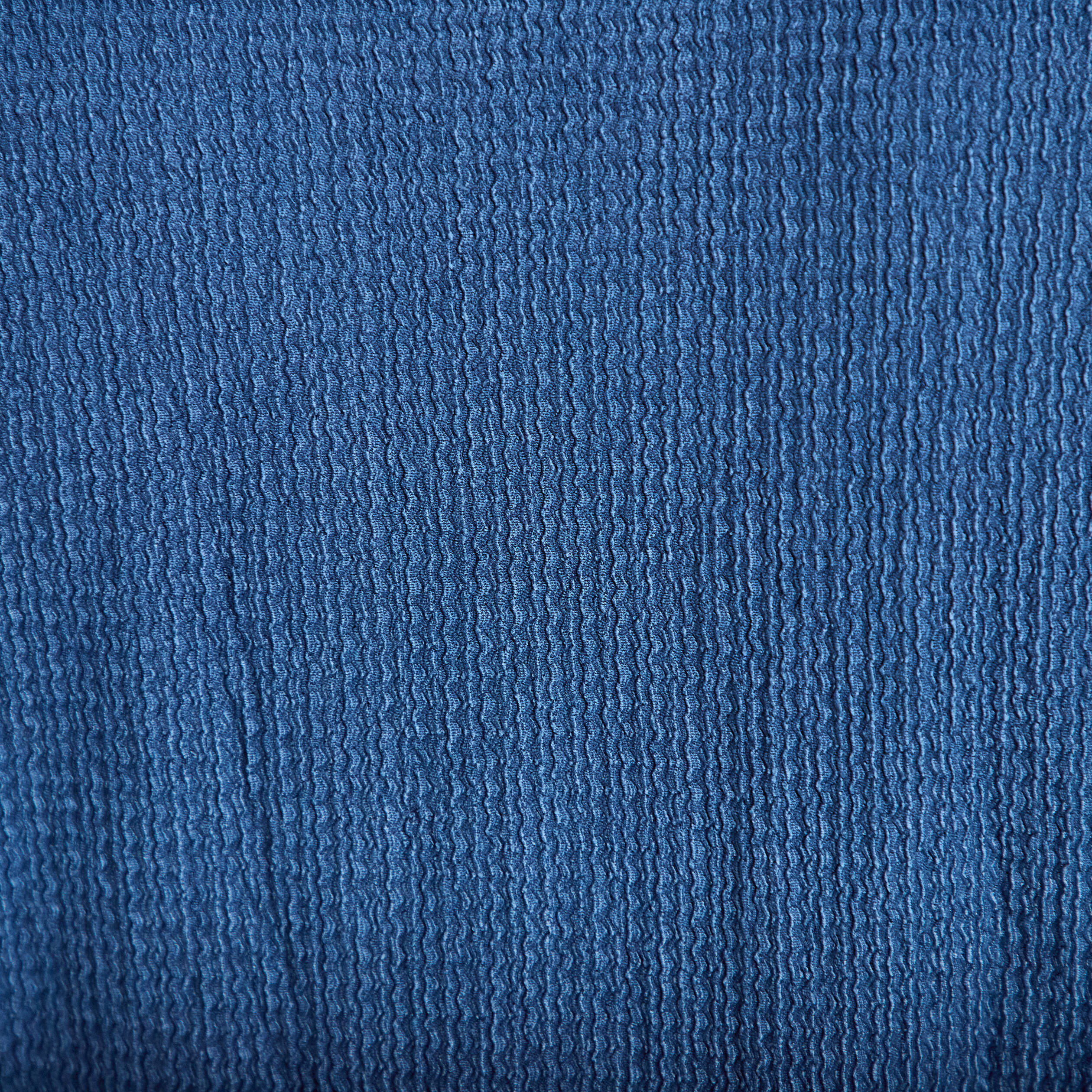 Blouse brod&eacute;e bleu fonc&eacute; femme