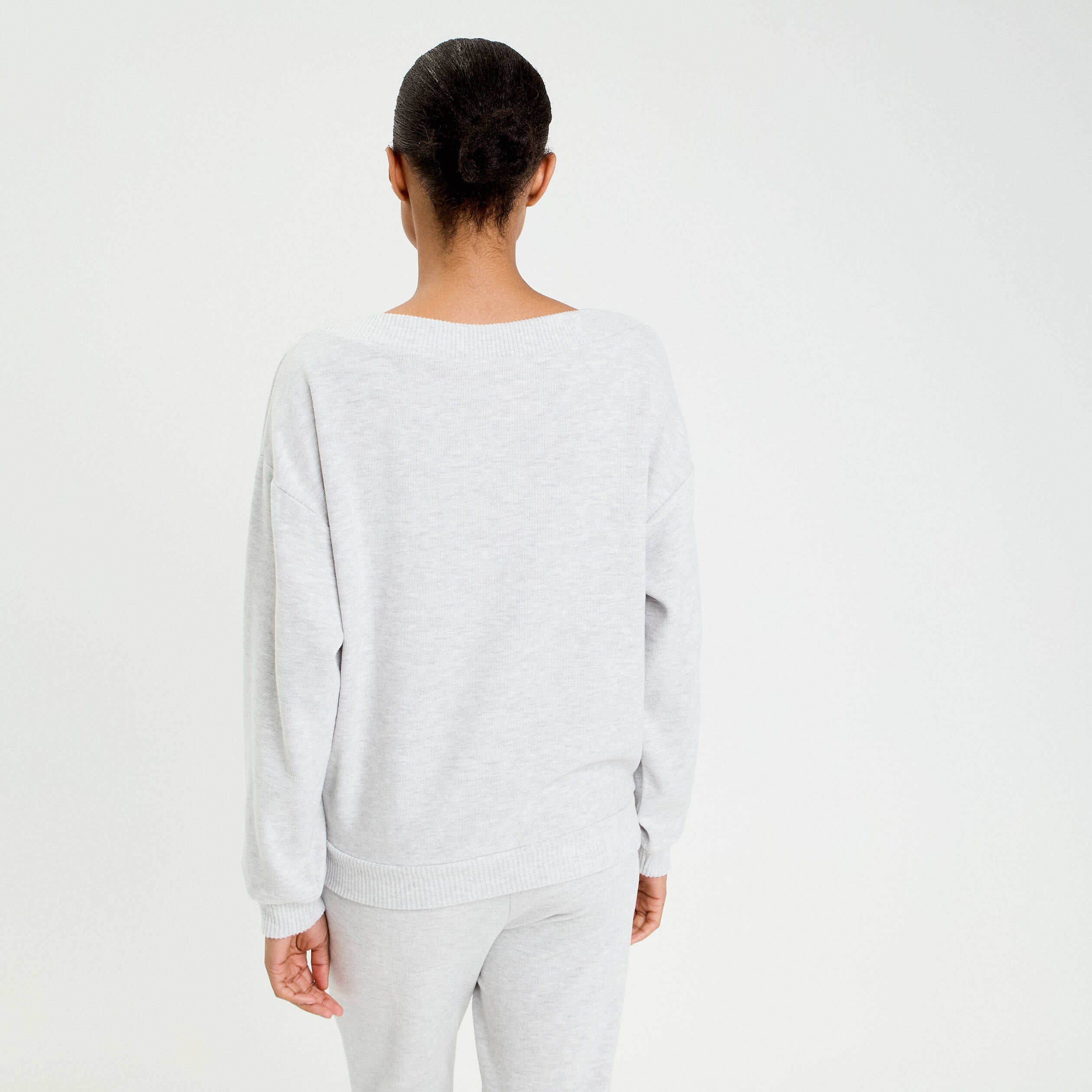 Sweat duveteux col rond manches longues gris clair femme