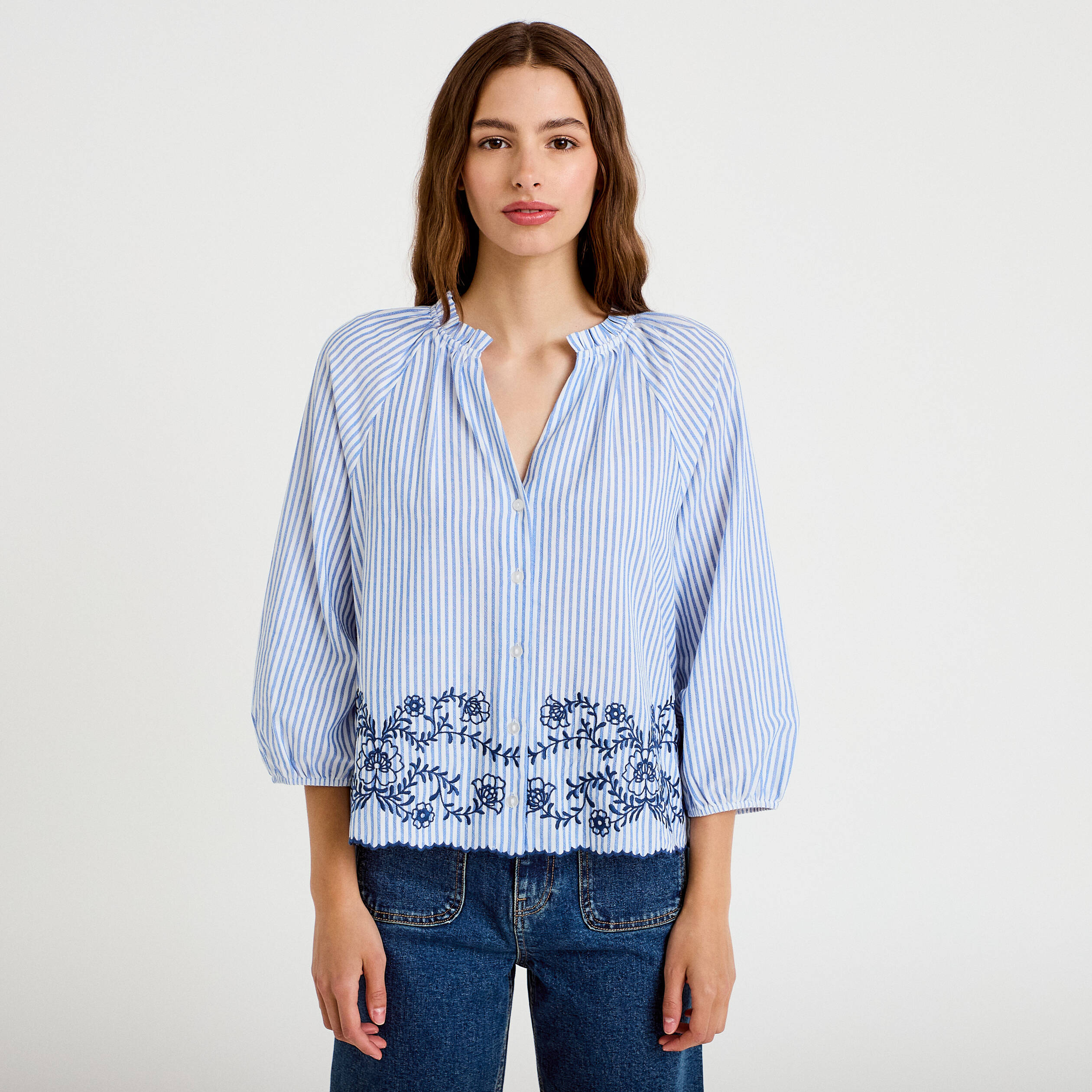 Blouse col v manches 3/4 brod&eacute;e bleu marine femme
