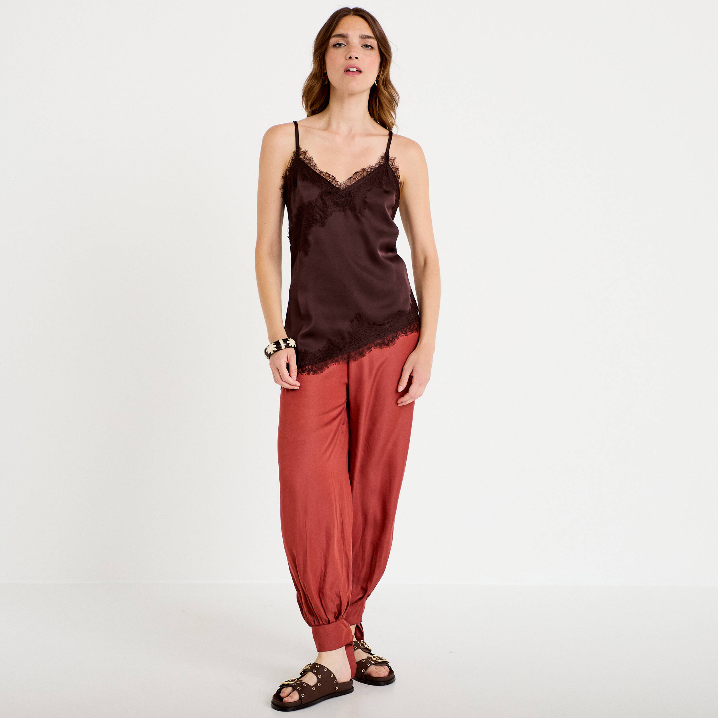D&eacute;bardeur ajust&eacute; d&eacute;collet&eacute; dentelle marron fonc&eacute; femme