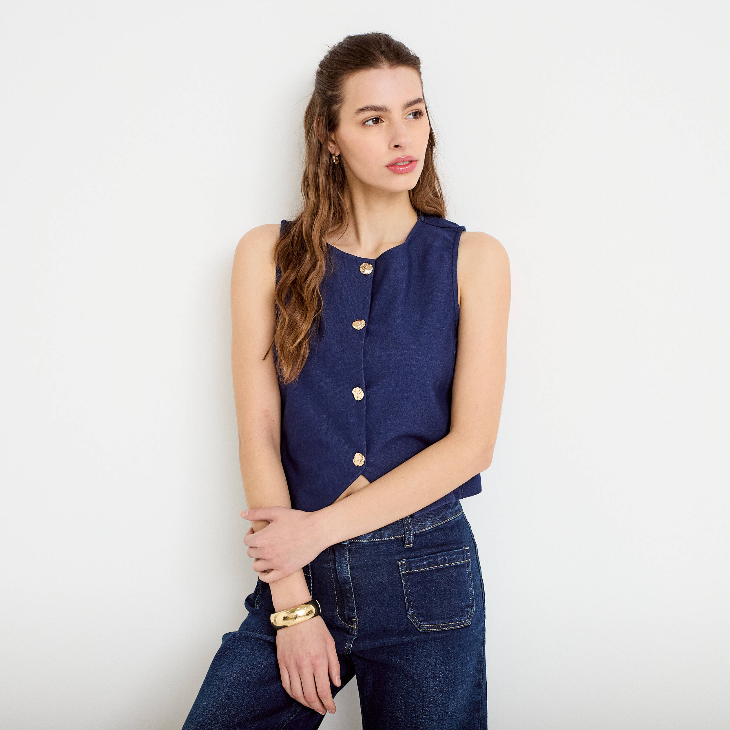 Gilet jean cintr&eacute; cropped sans manches denim brut femme
