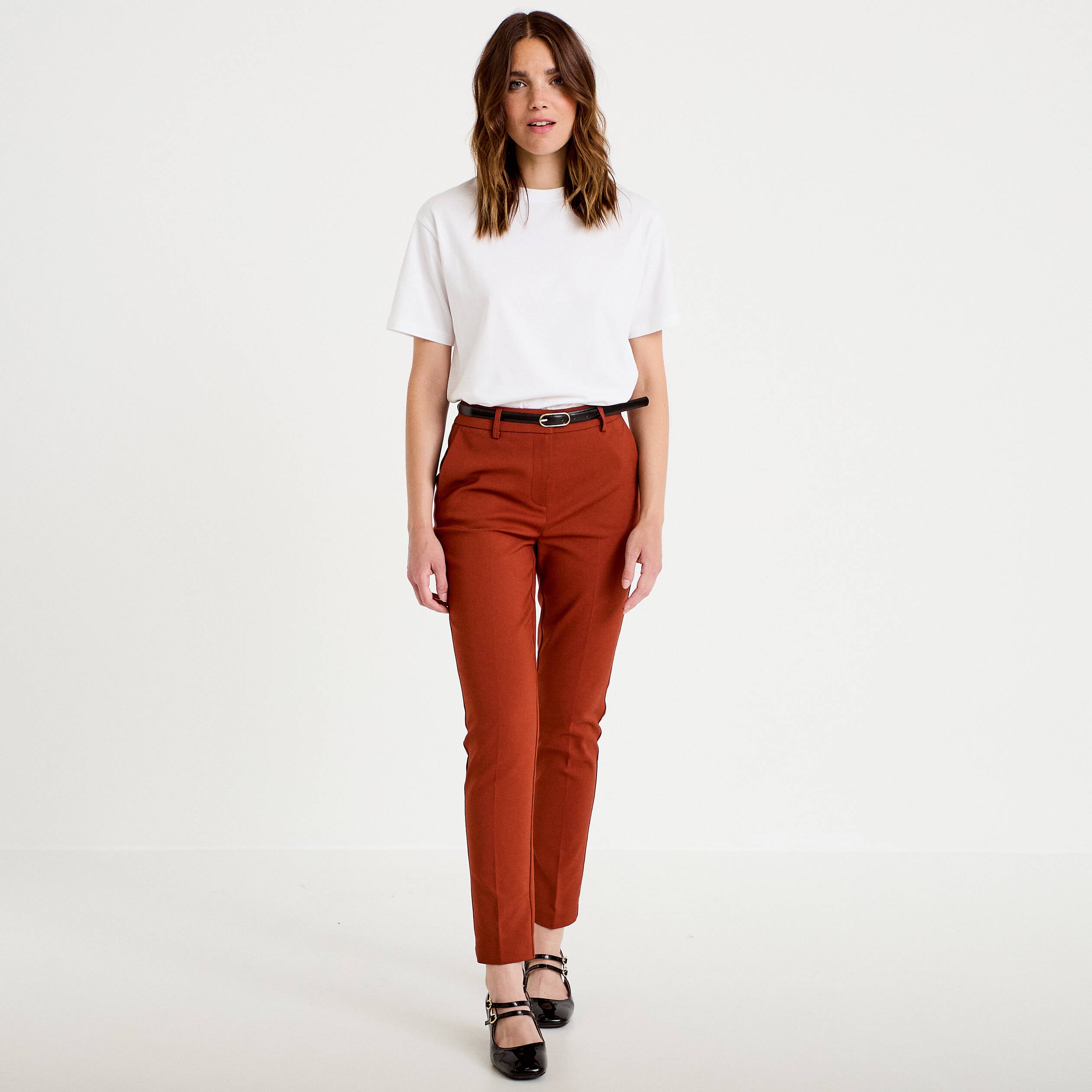 Pantalon cigarette ceintur&eacute; marron cognac femme
