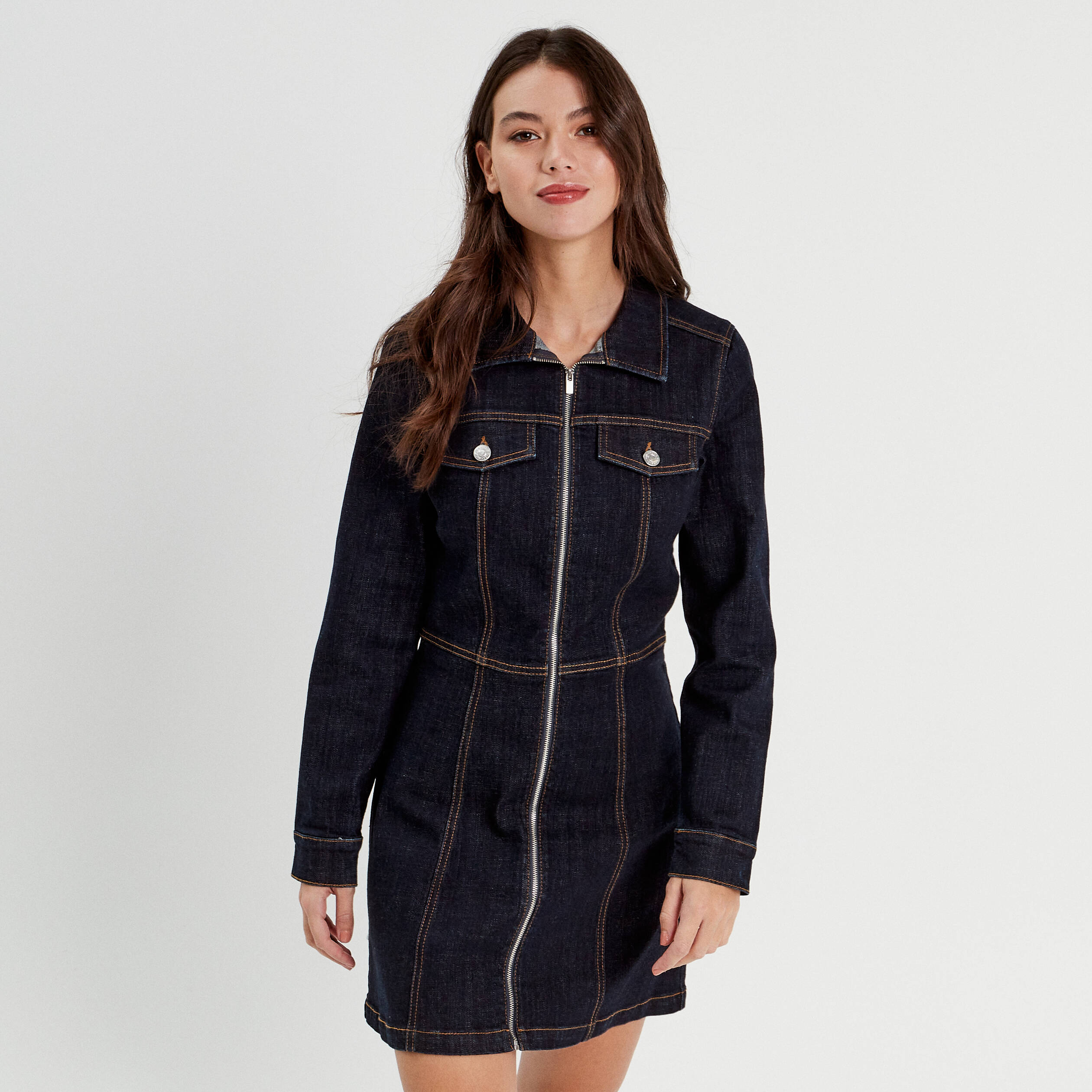 Jupe en jean brut 5 poches braguette zippée surmontée d’un bouton