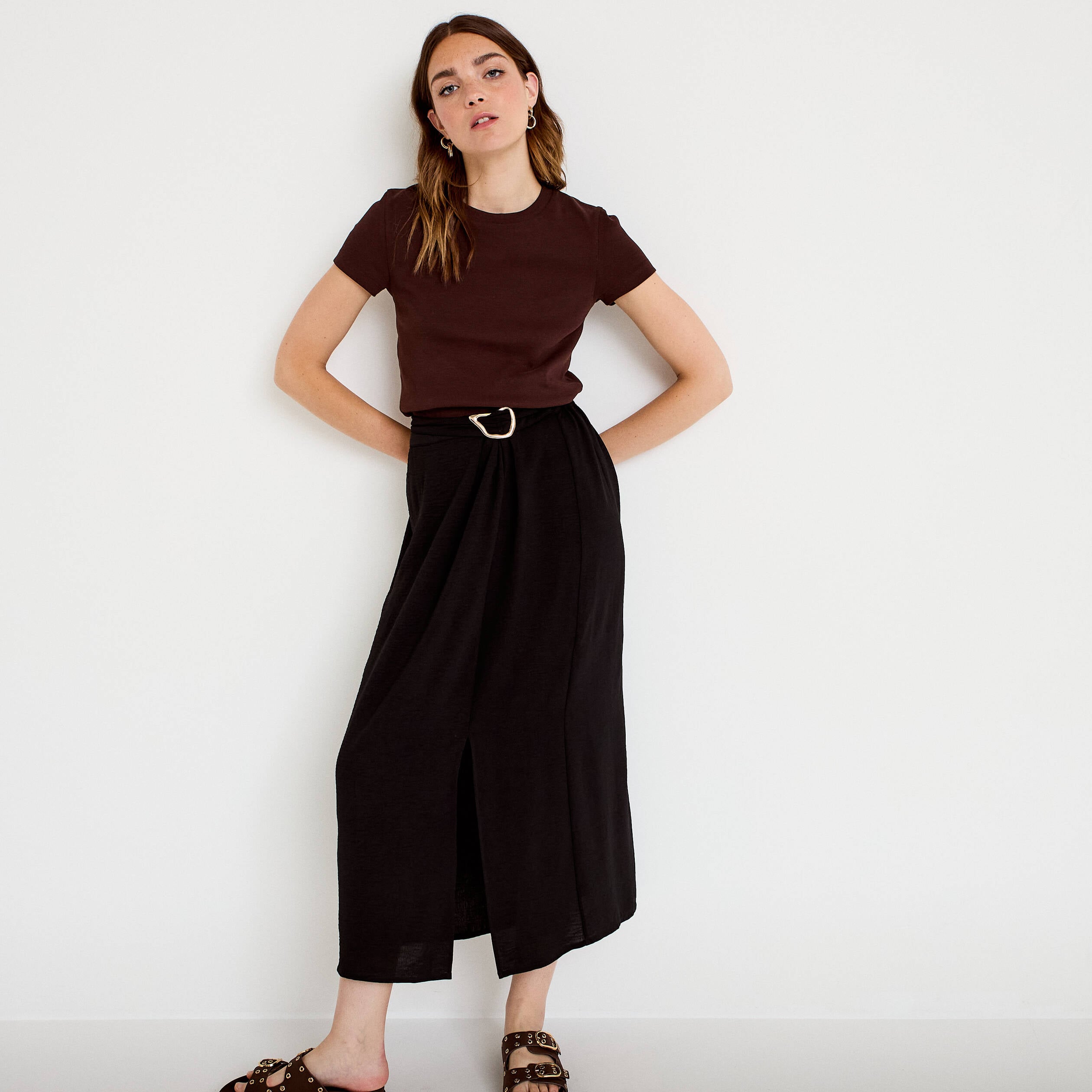 Jupe longue pliss&eacute;e avec bijou noir femme
