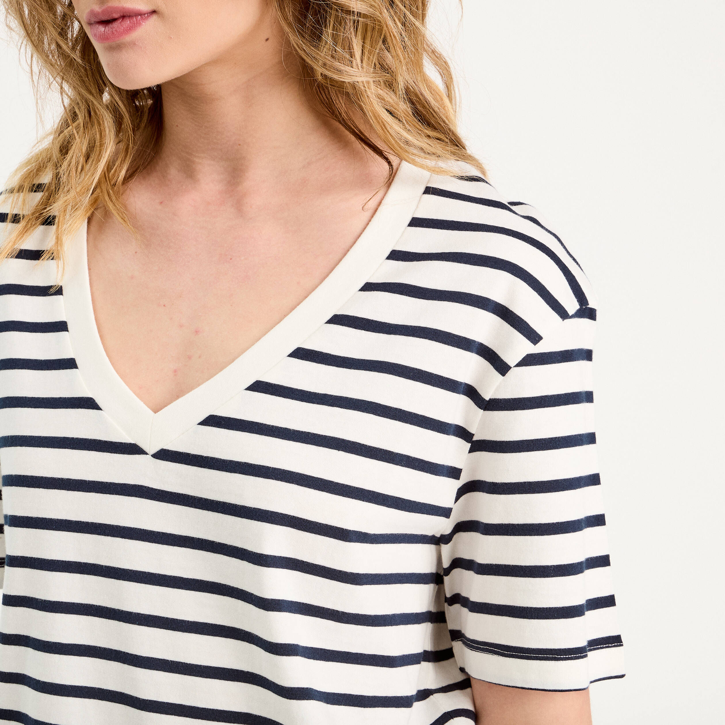 T-shirt oversize col en V bleu fonc&eacute; femme
