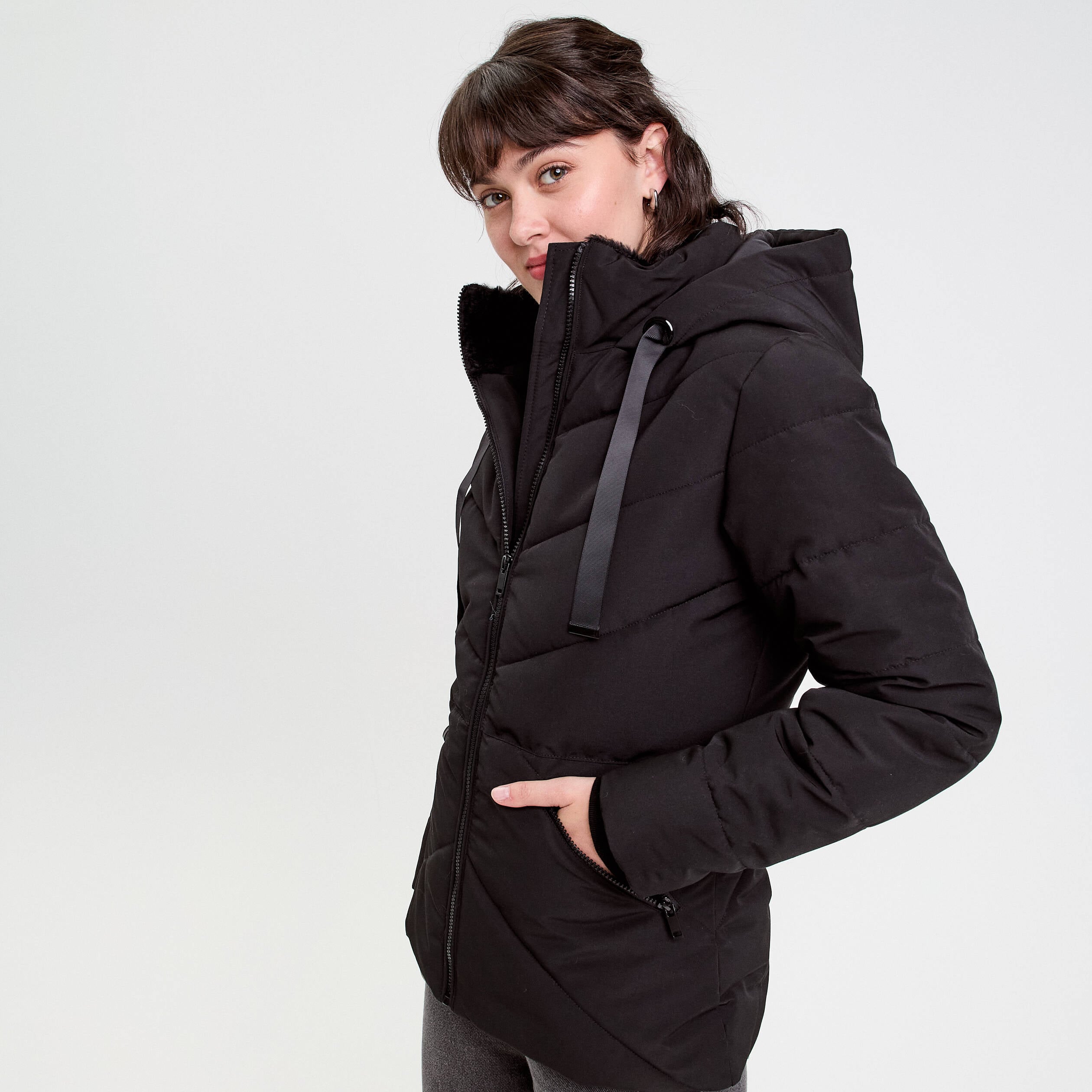 Doudoune cintr&eacute;e &agrave; capuche noir femme