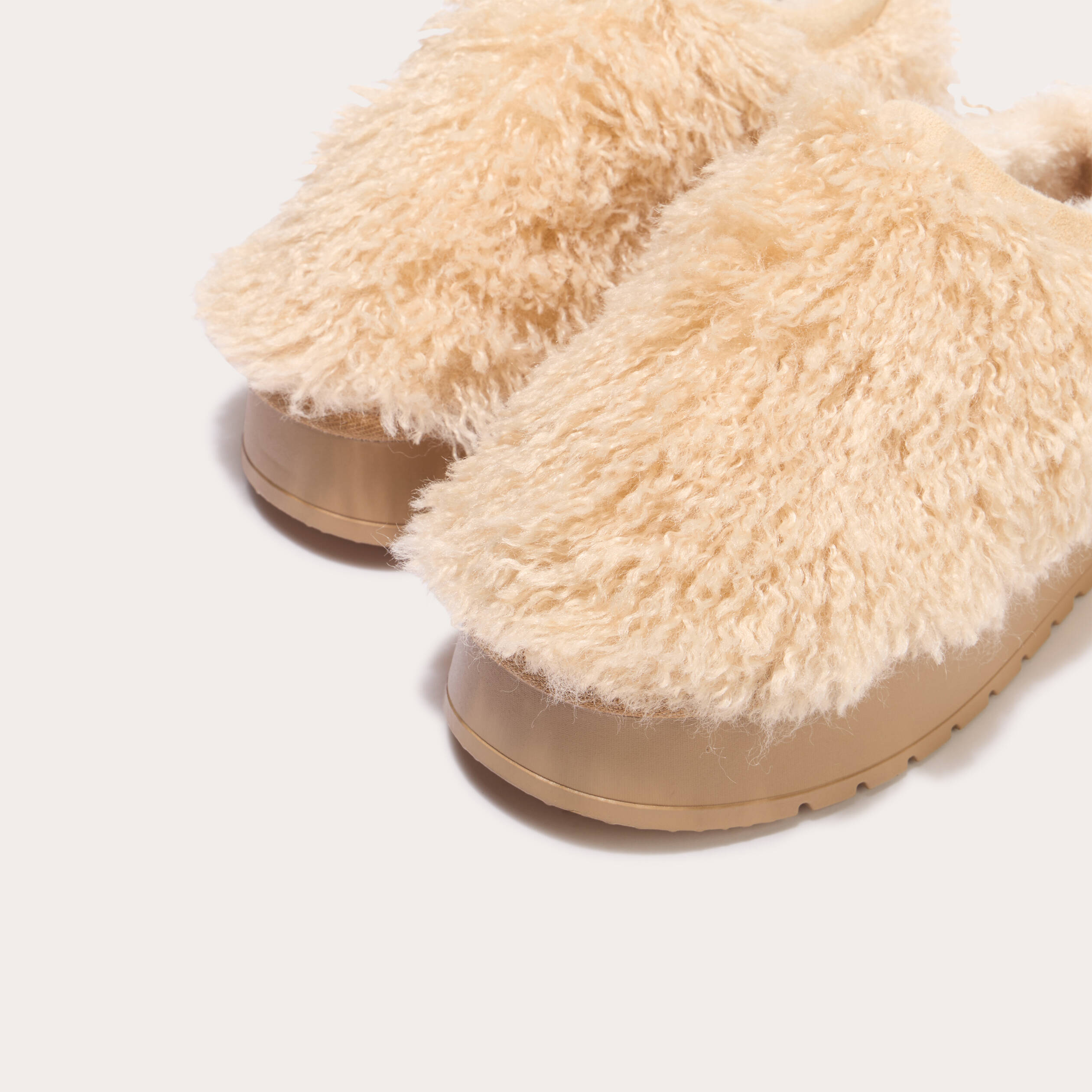 Chaussons fausse fourrure sable femme