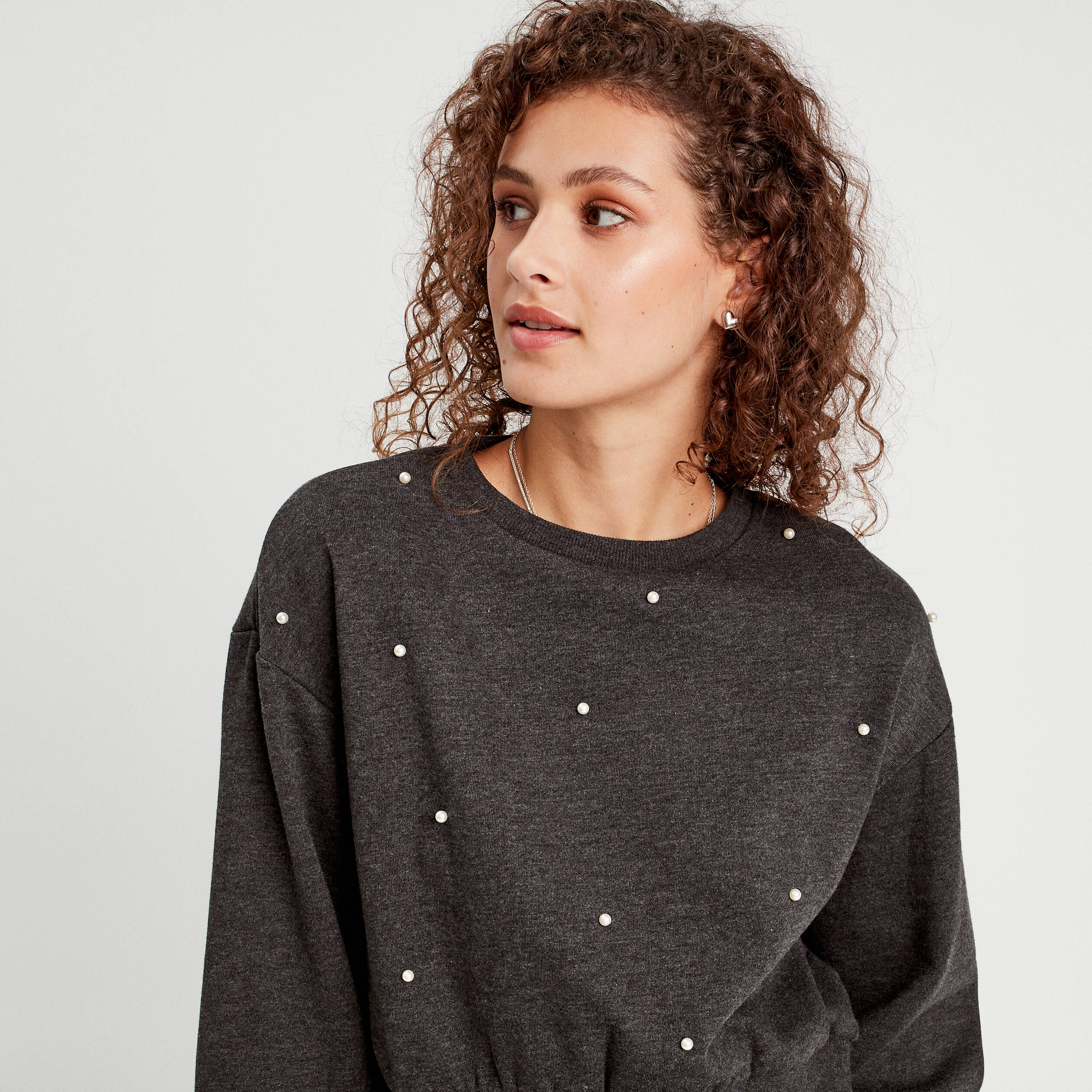 Sweat oversize avec perles gris fonc&eacute; femme