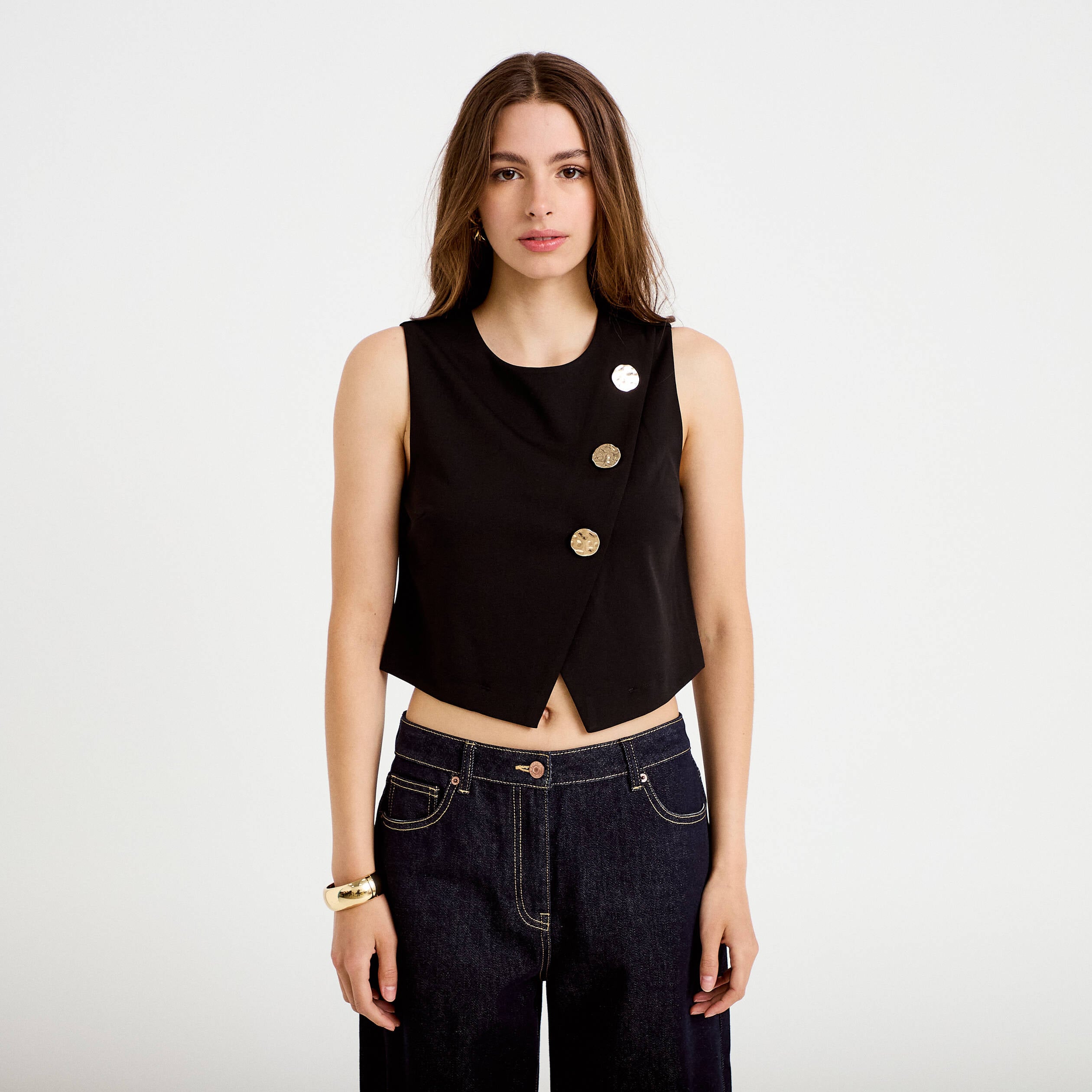 Top ajust&eacute; court sans manches col rond noir femme