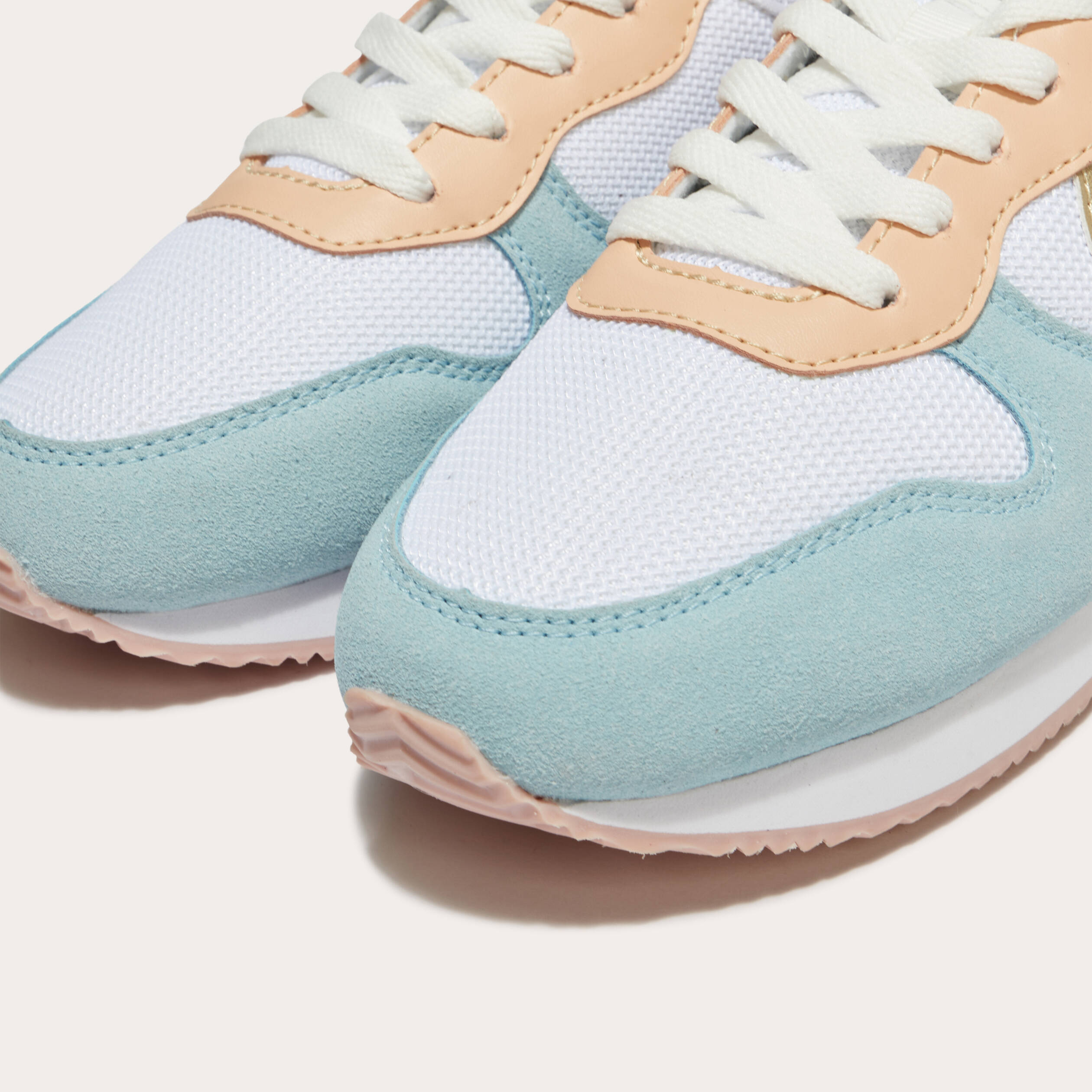 chaussure grise et rose