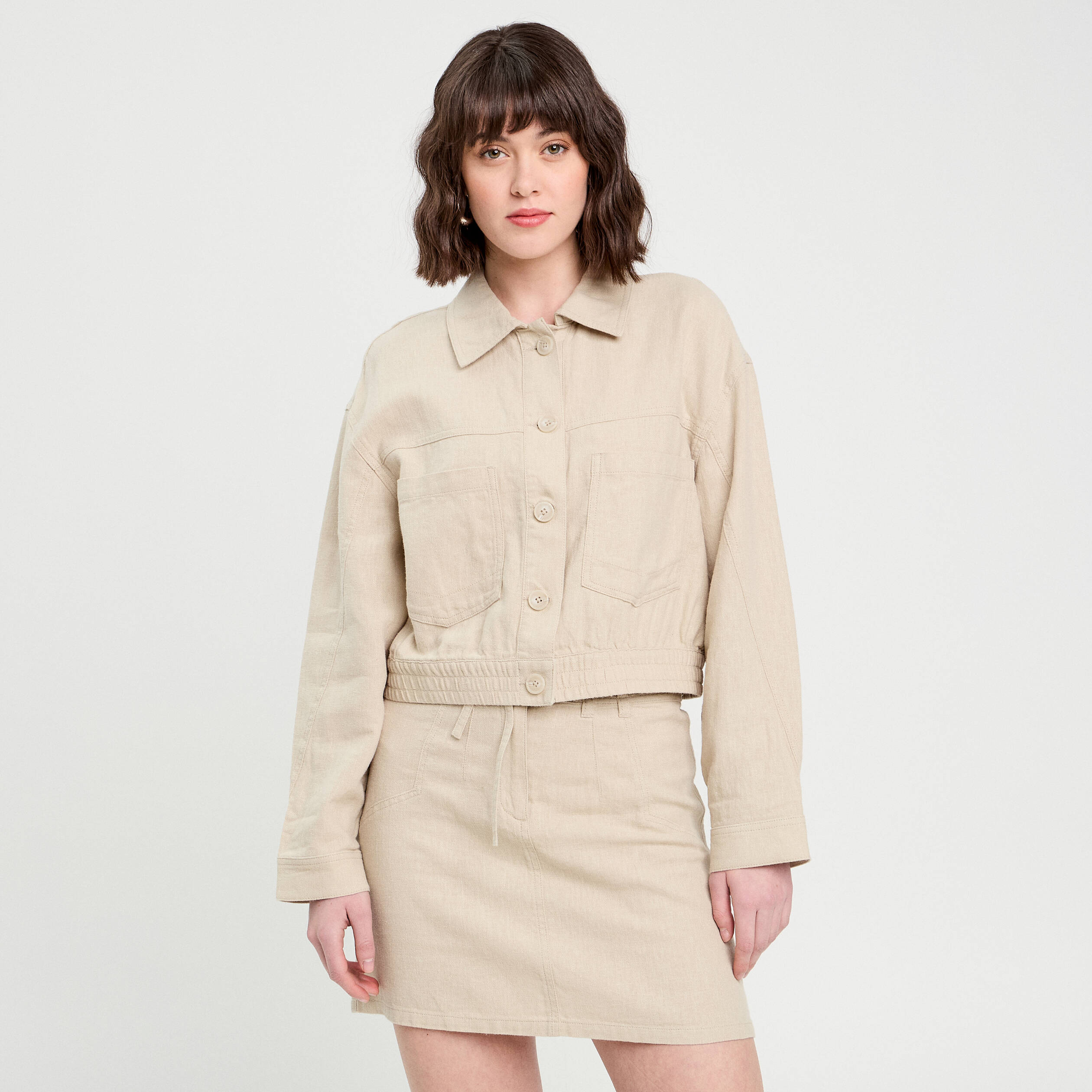 Veste boutonnée contenant du lin beige femme