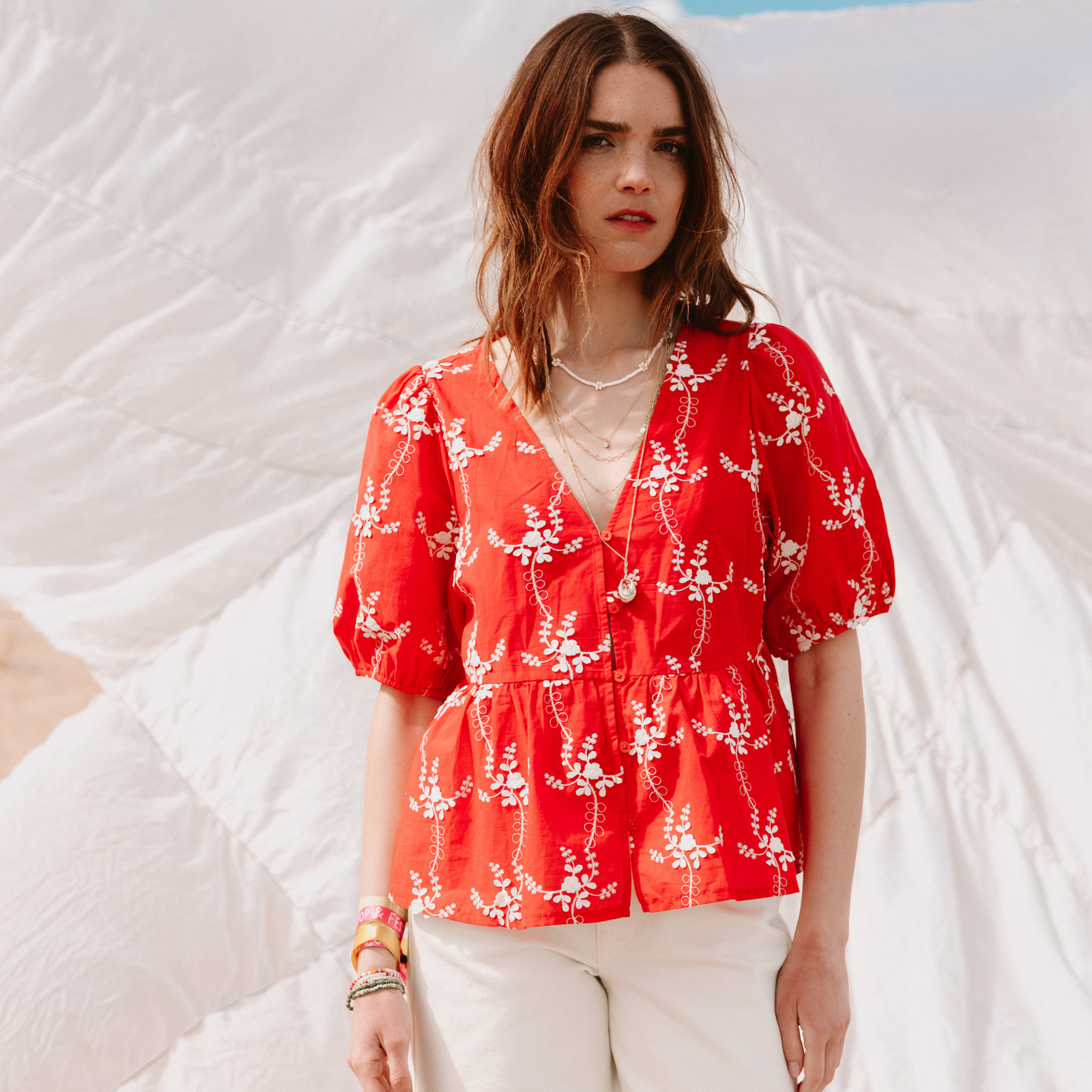 Blouse col v manches courtes brod&eacute;e rouge femme
