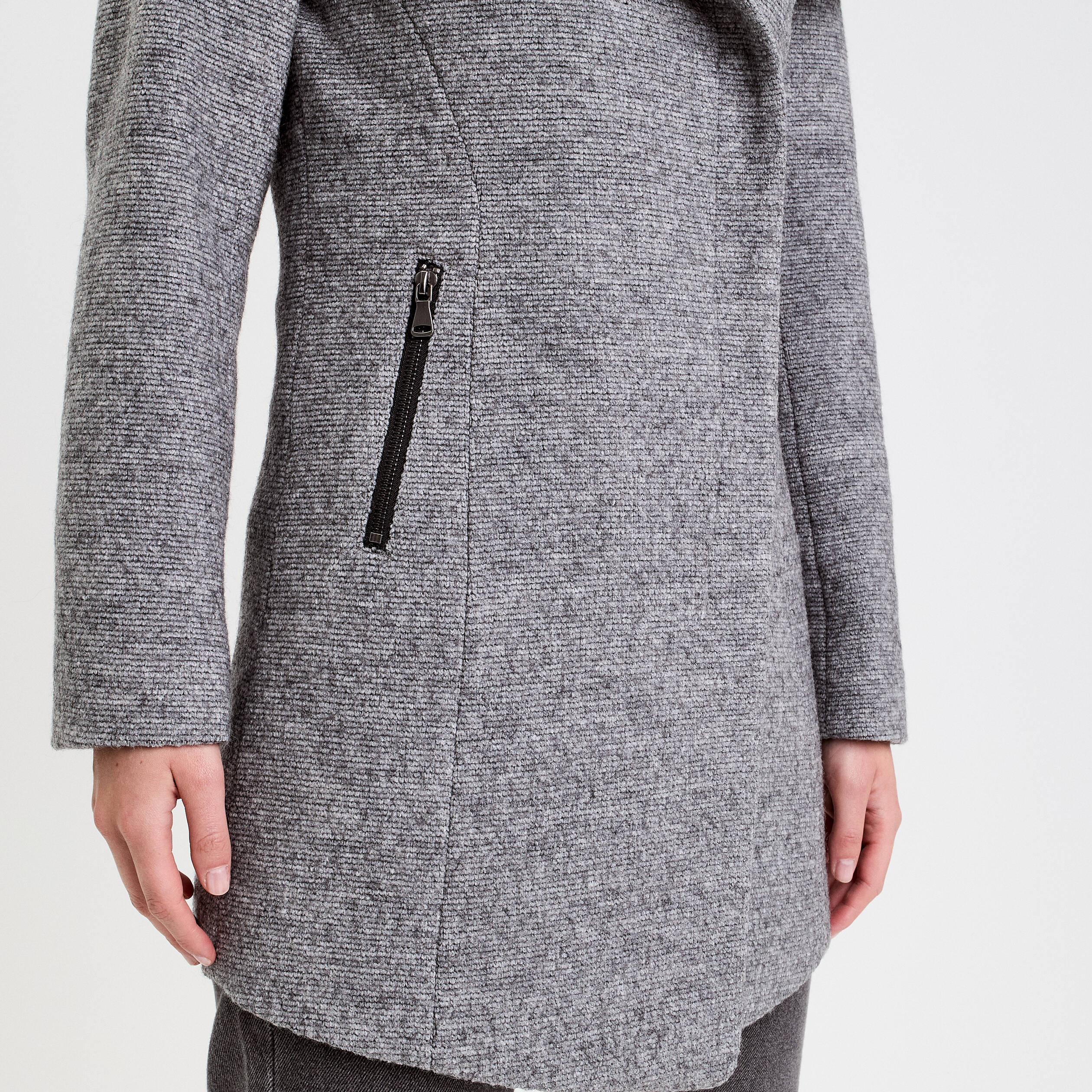 Manteau cintr&eacute; asym&eacute;trique gris fonc&eacute; femme