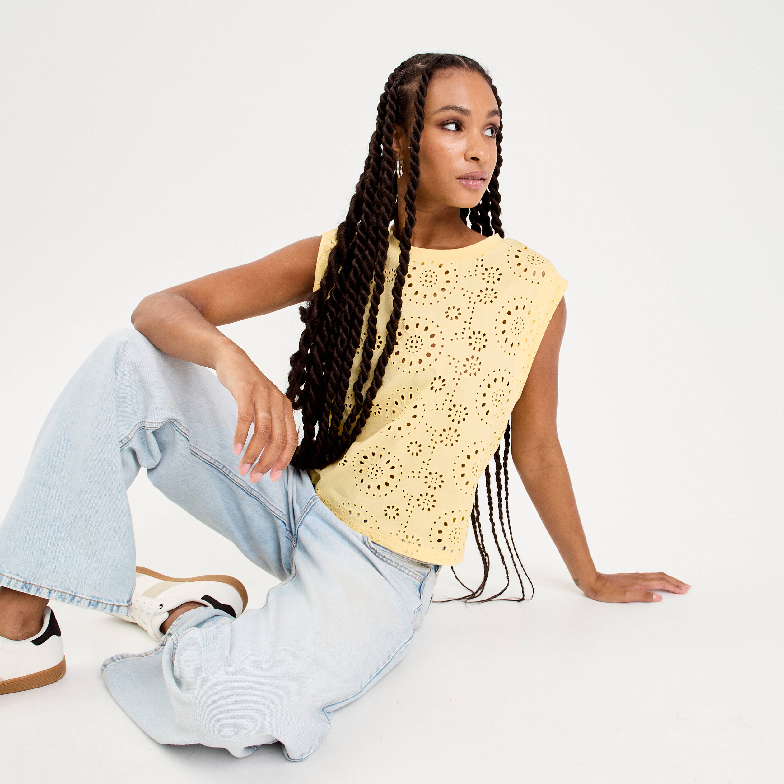 T-shirt sans manches brod&eacute; jaune clair femme