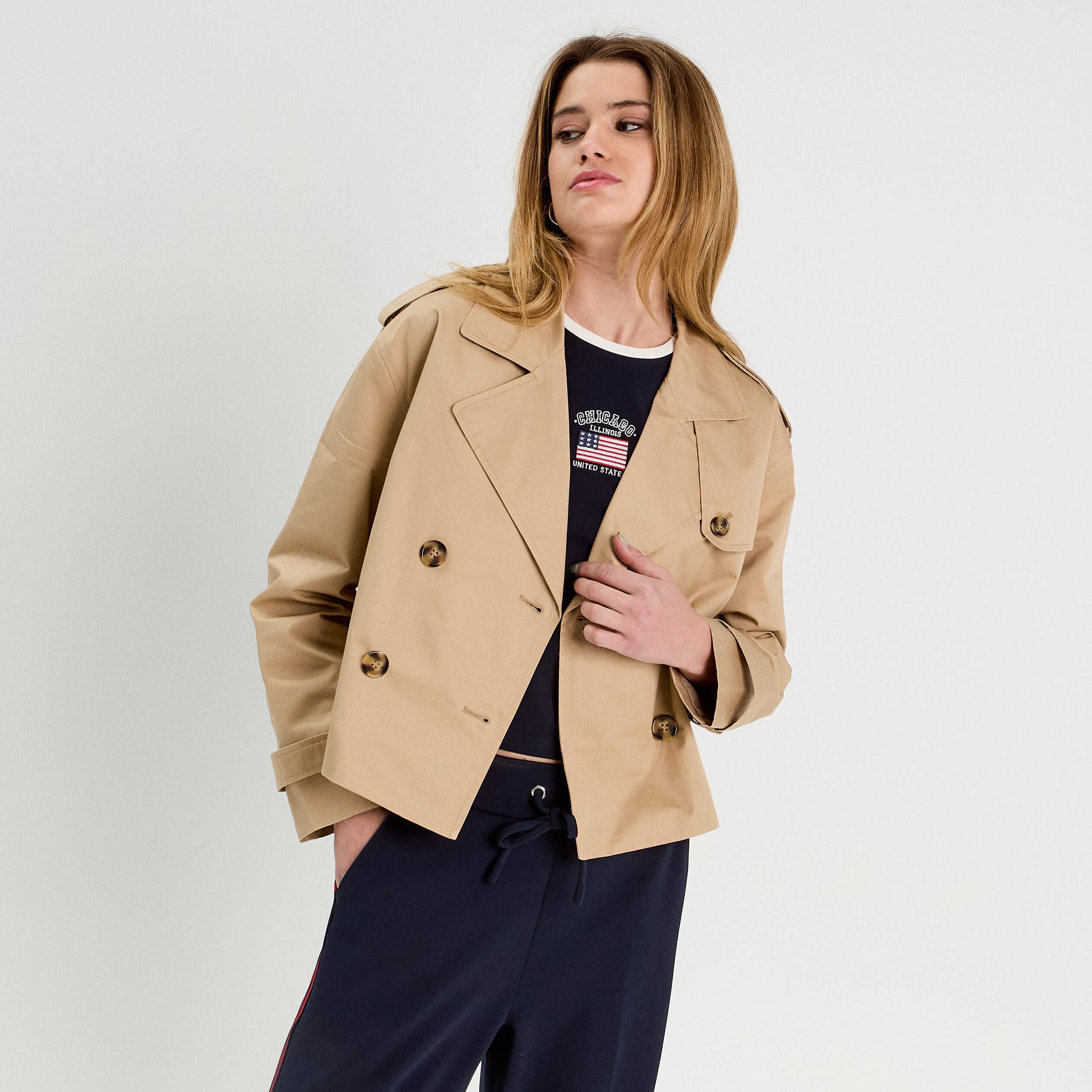 Trench court boutonné sable femme