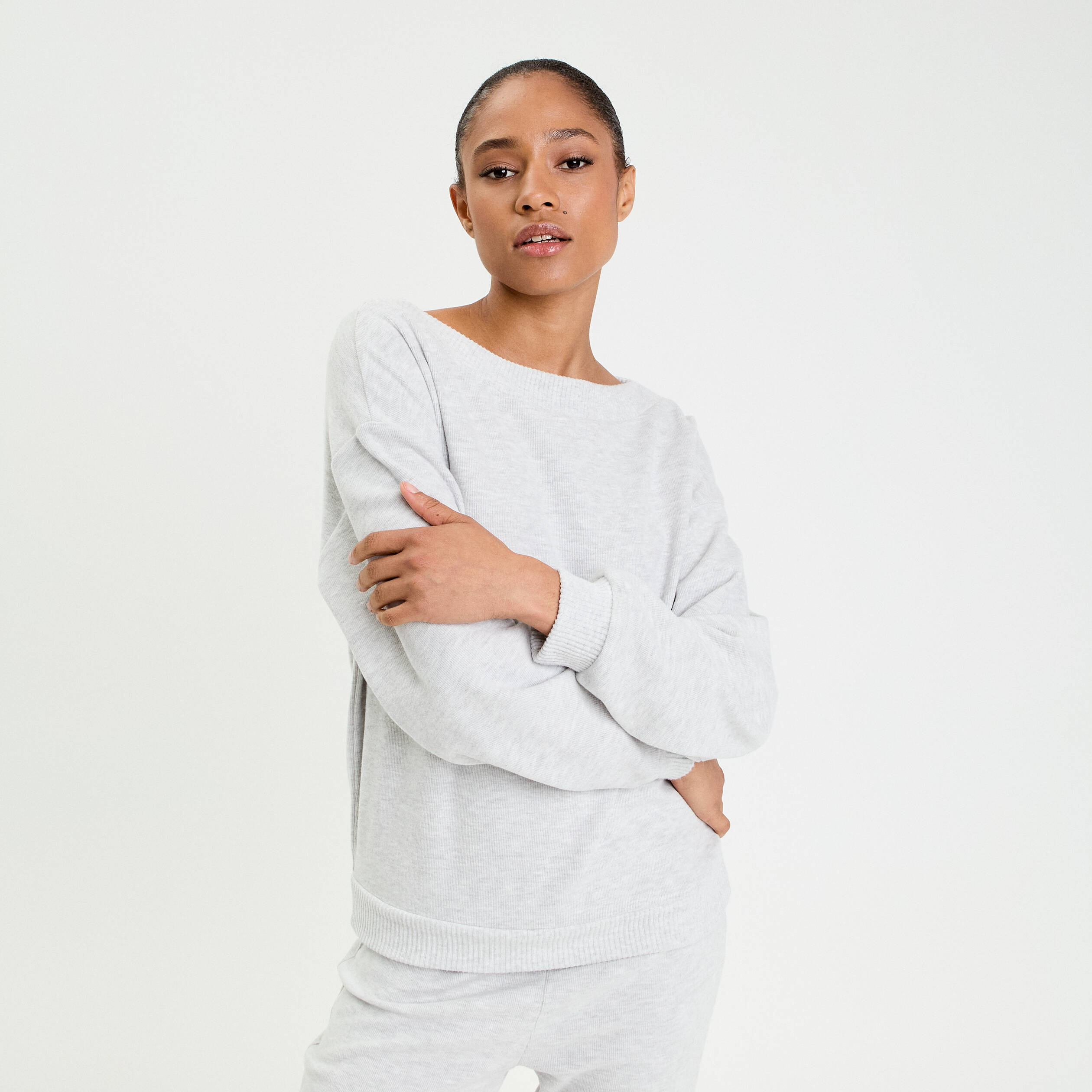 Sweat duveteux col rond manches longues gris clair femme