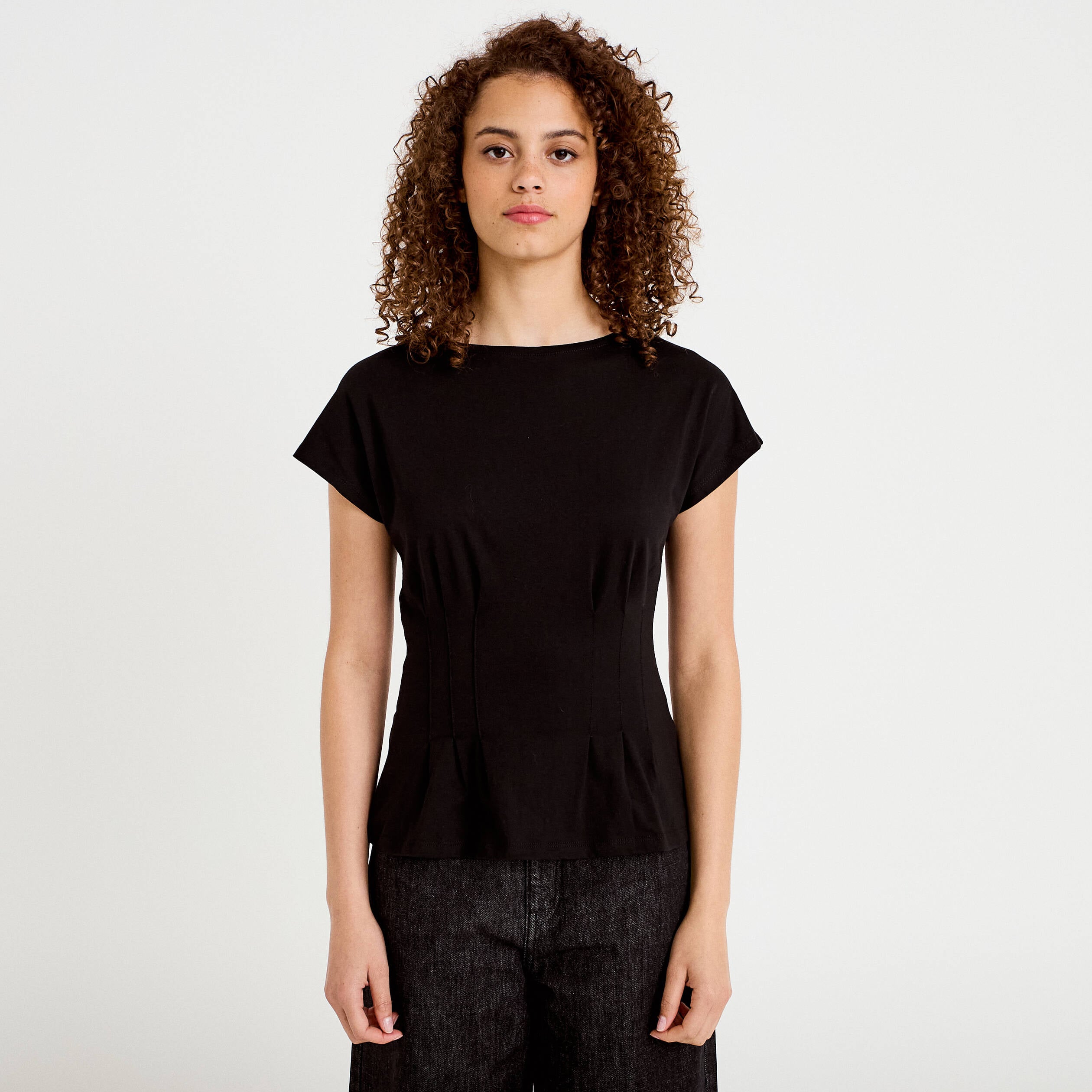 T-shirt cintr&eacute; col rond manches courtes noir femme