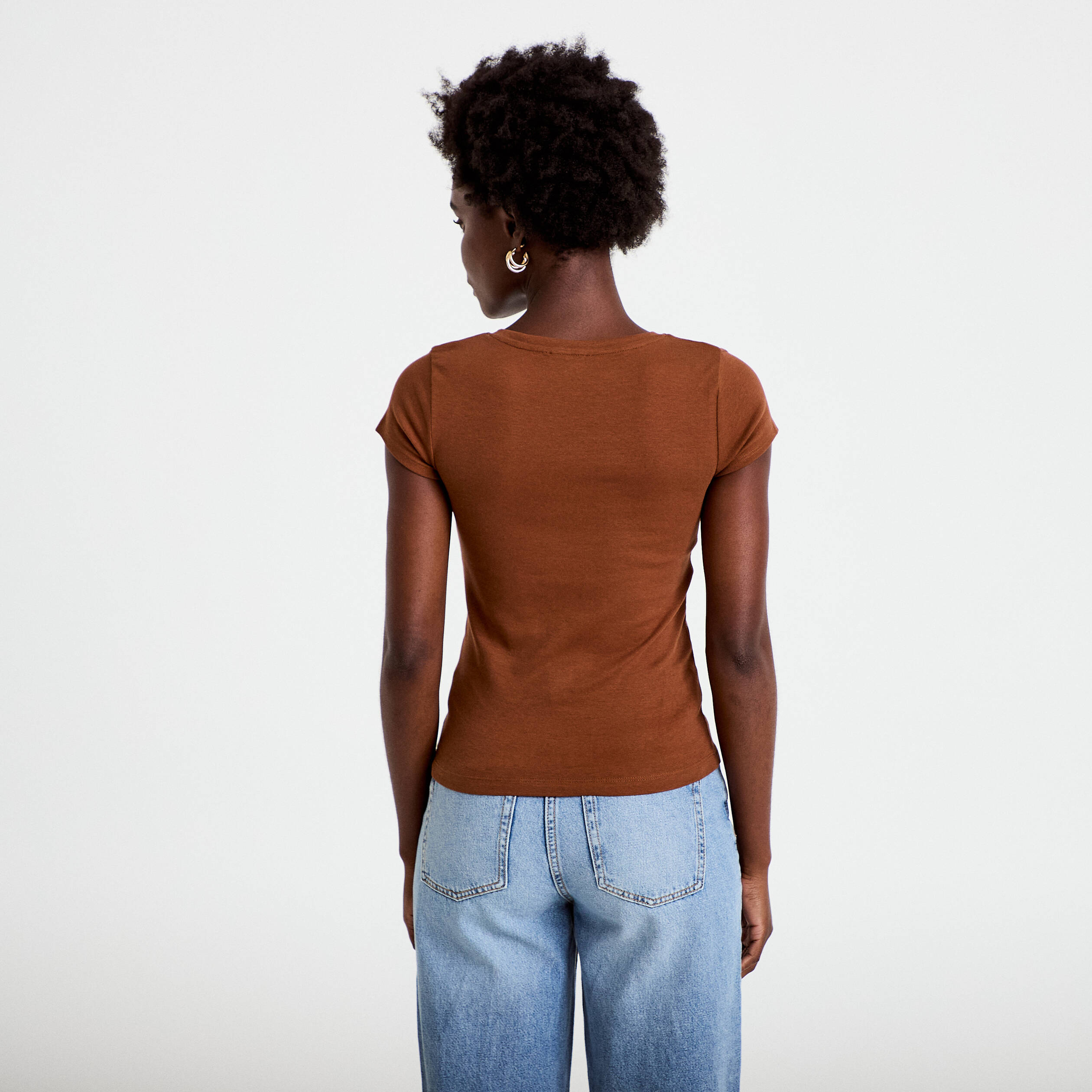 T-shirt ajust&eacute; col v manches courtes marron femme